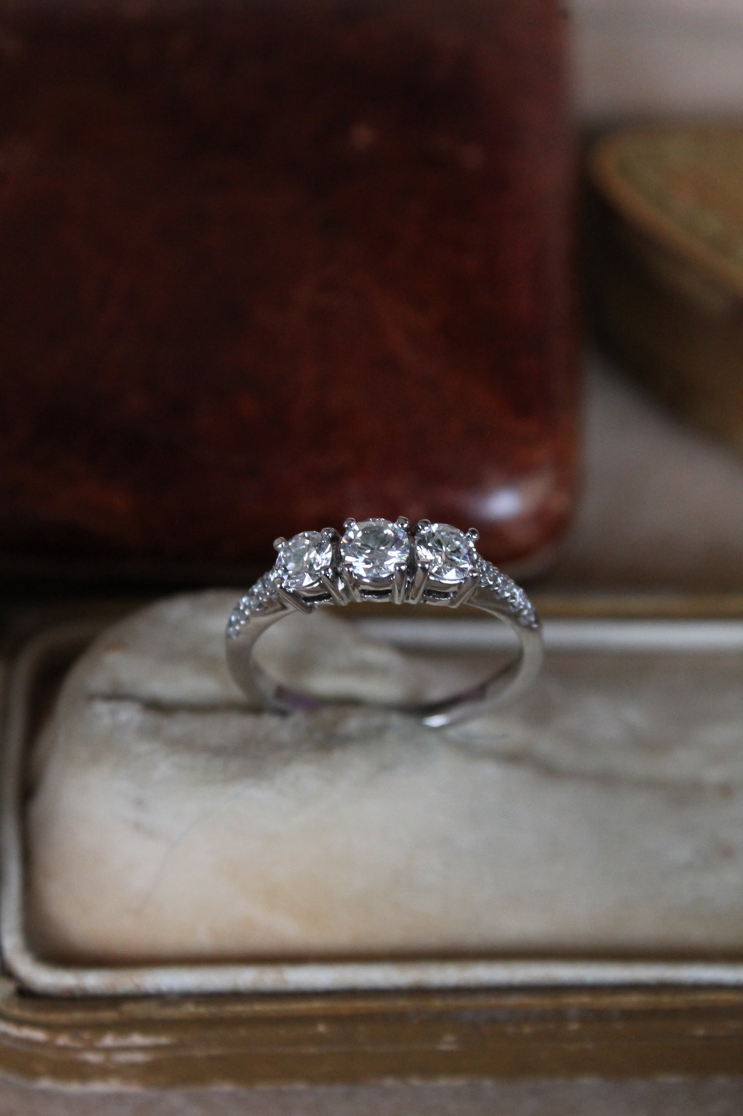 Anillo modelo tricillo a pedido, hecho a mano de platino y brillantes.