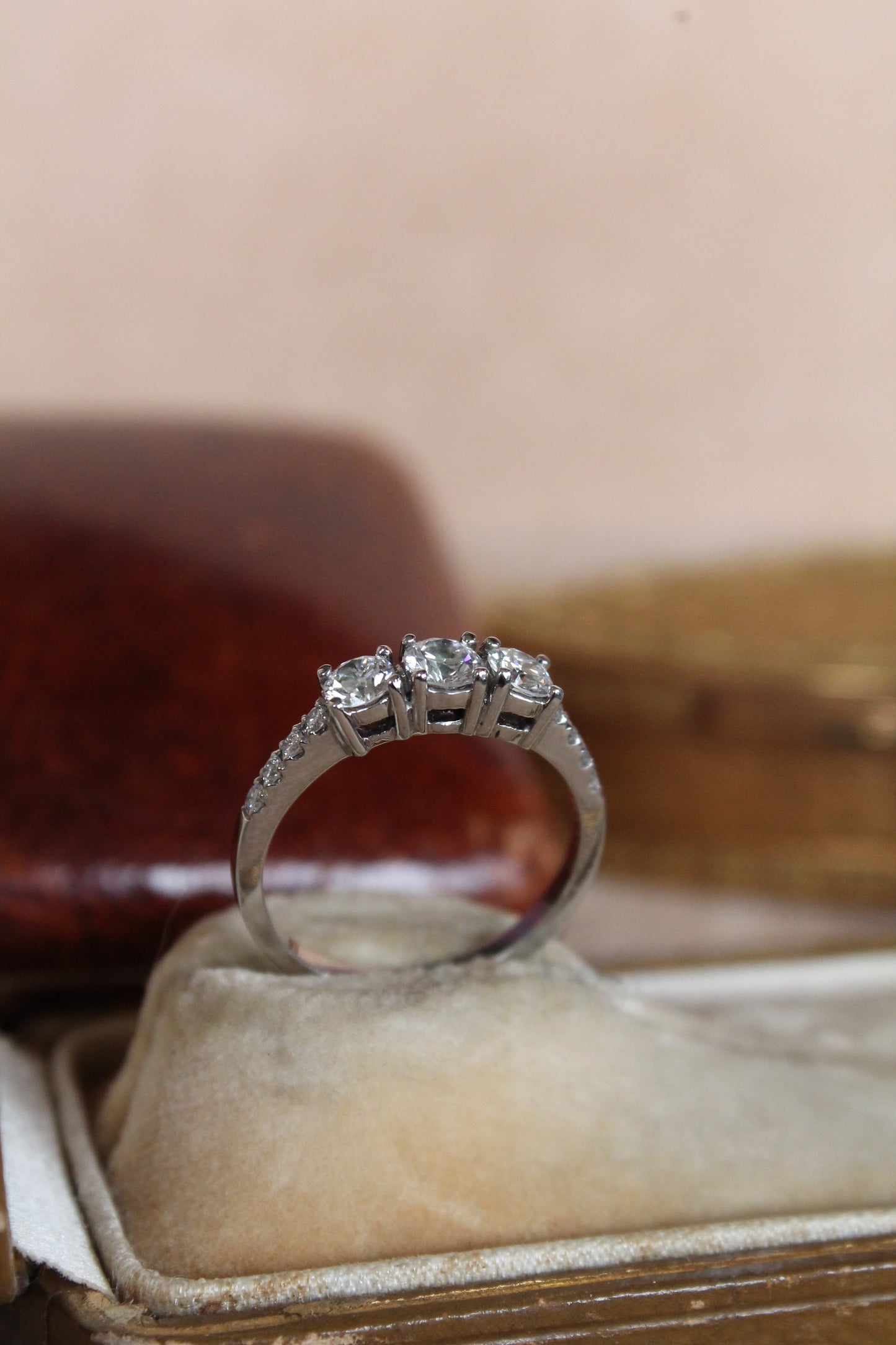 Anillo modelo tricillo a pedido, hecho a mano de platino y brillantes.