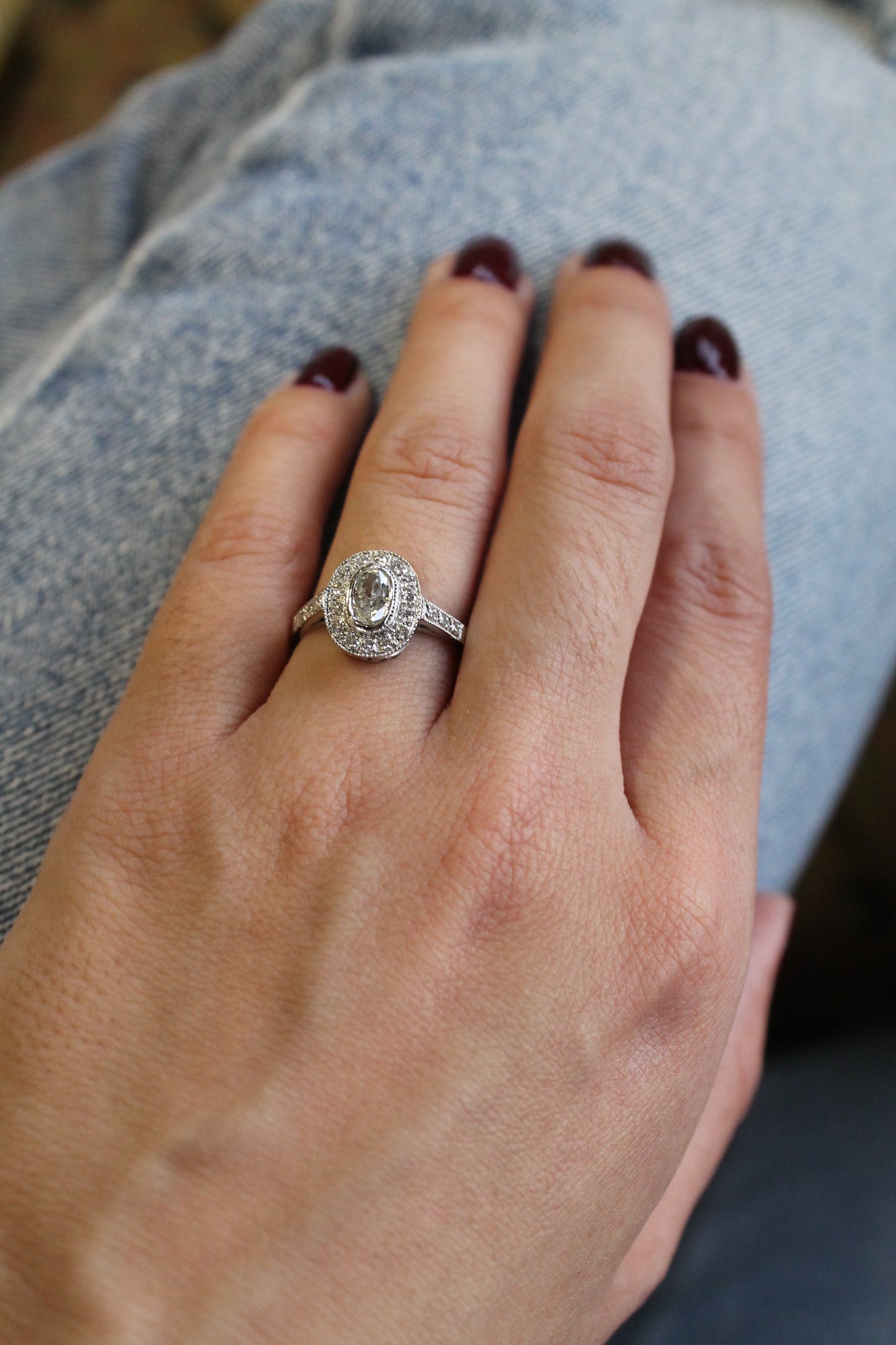 Anillo a pedido, modelo oval, hecho a mano, platino y diamantes