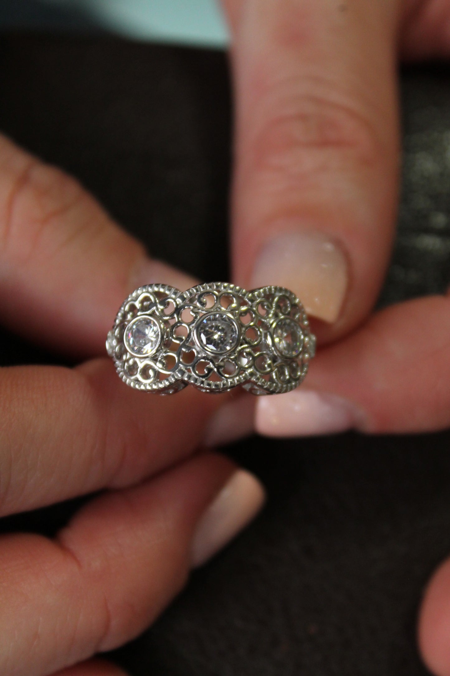 Anillo triple hecho a máquina, plata fina 925 con baño de rodio platino y zirconitas