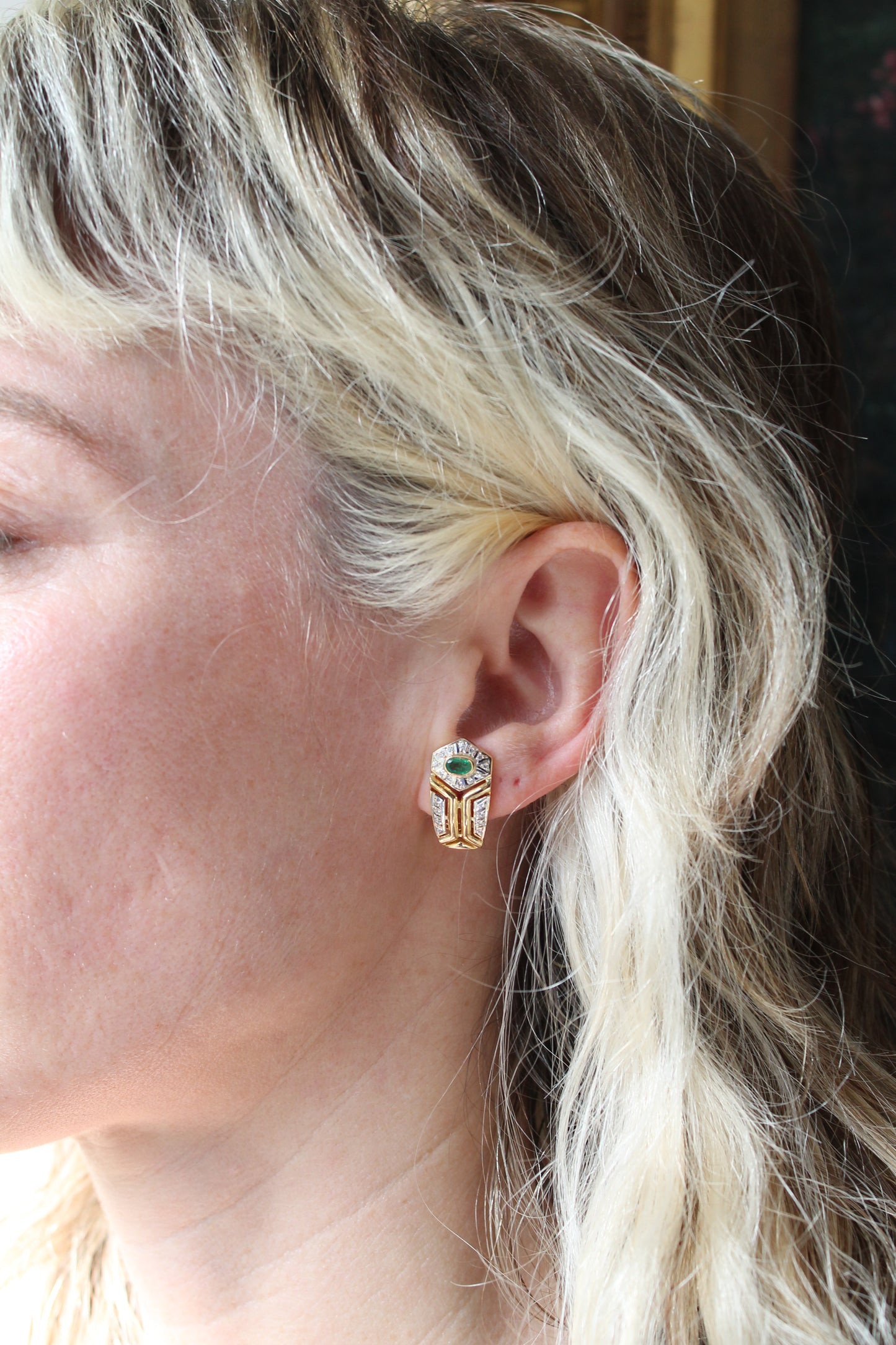 Aros europeos hechos a mano, estilo Art Déco, oro bicolor, brillantes y esmeraldas.
