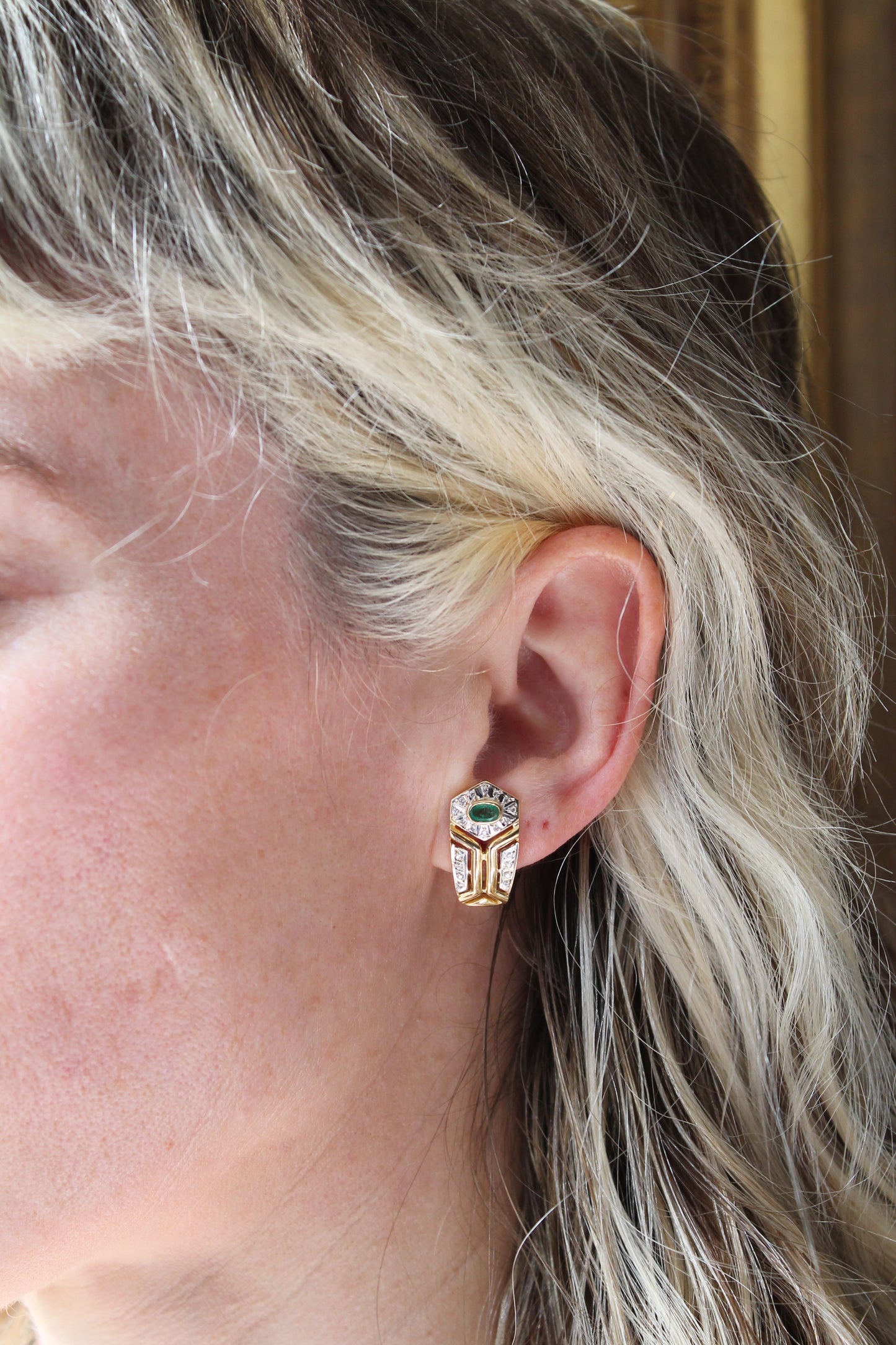 Aros europeos hechos a mano, estilo Art Déco, oro bicolor, brillantes y esmeraldas.
