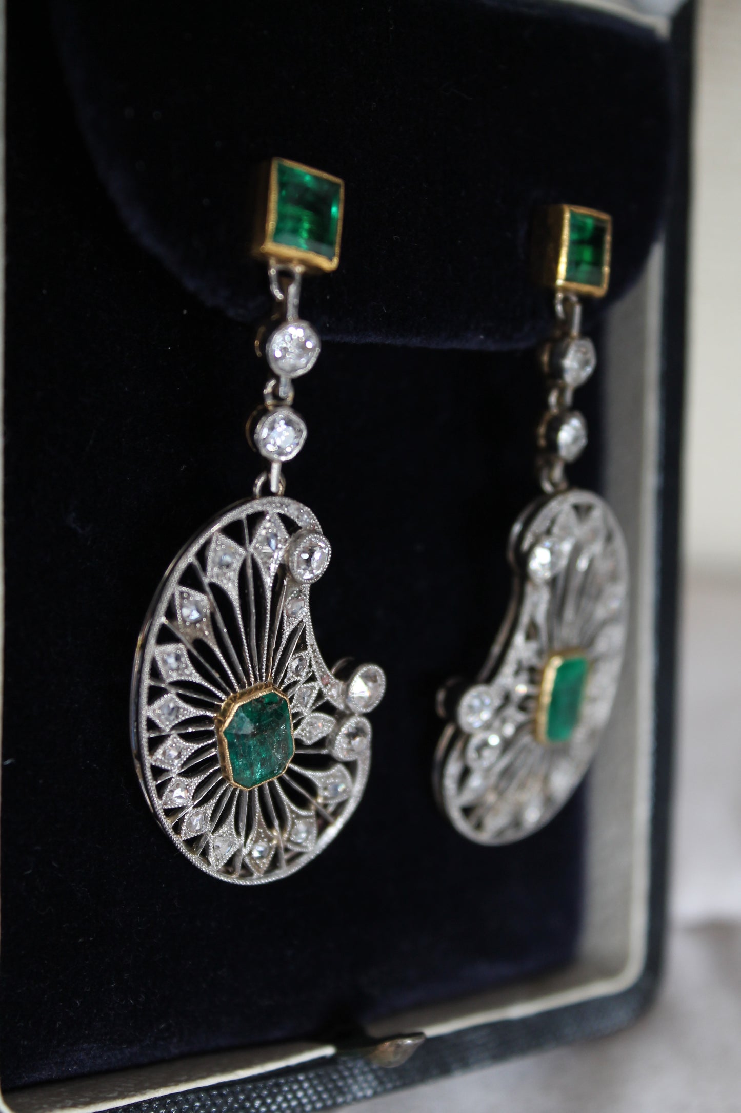 Aros europeos hechos a mano, estilo Art Déco, platino, oro amarillo, brillantes y esmeraldas.
