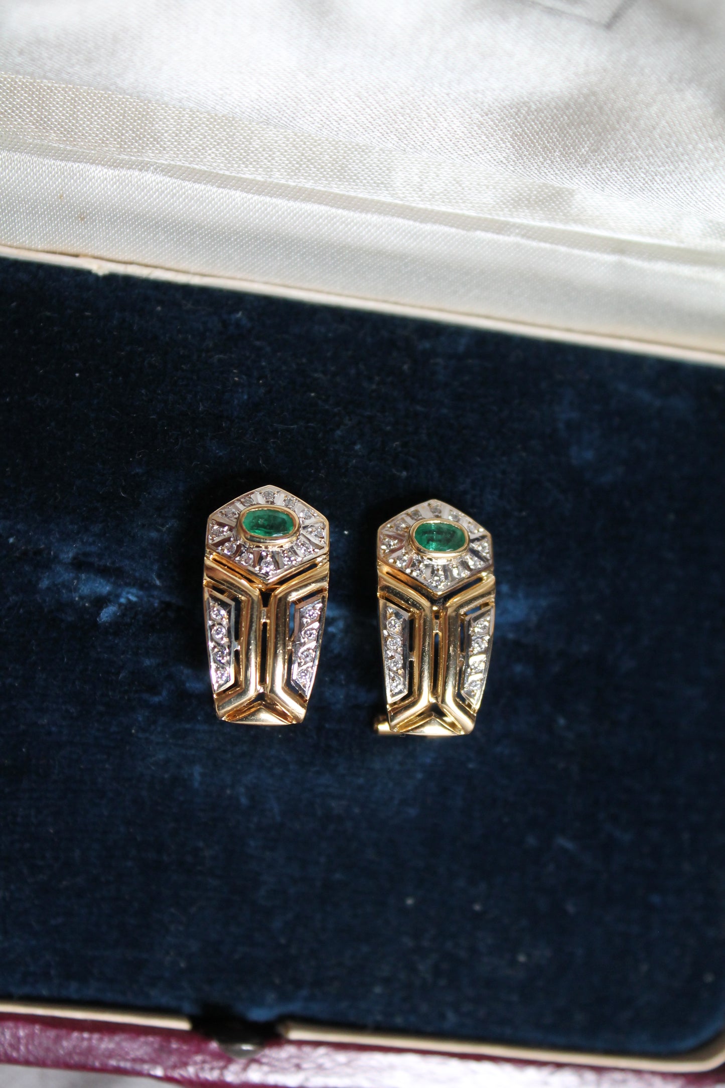 Aros europeos hechos a mano, estilo Art Déco, oro bicolor, brillantes y esmeraldas.