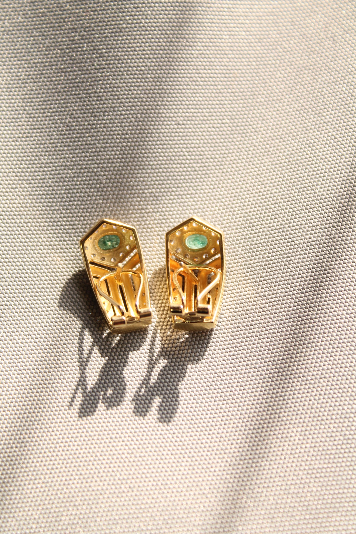 Aros europeos hechos a mano, estilo Art Déco, oro bicolor, brillantes y esmeraldas.