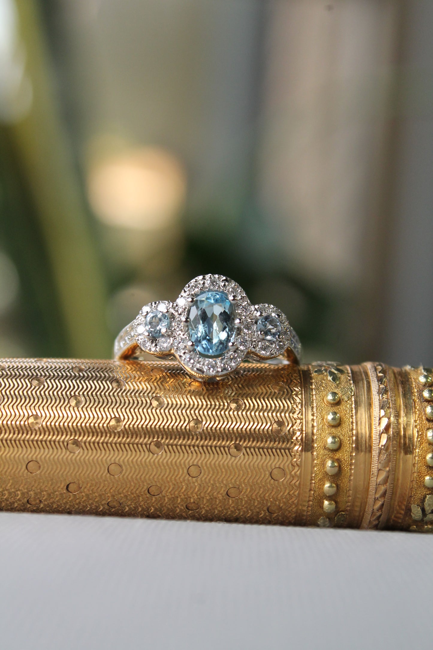 Anillo a pedido, hecho a mano, platino, aguamarina y brillantes. Su argolla lleva un grabado estilo antiguo.