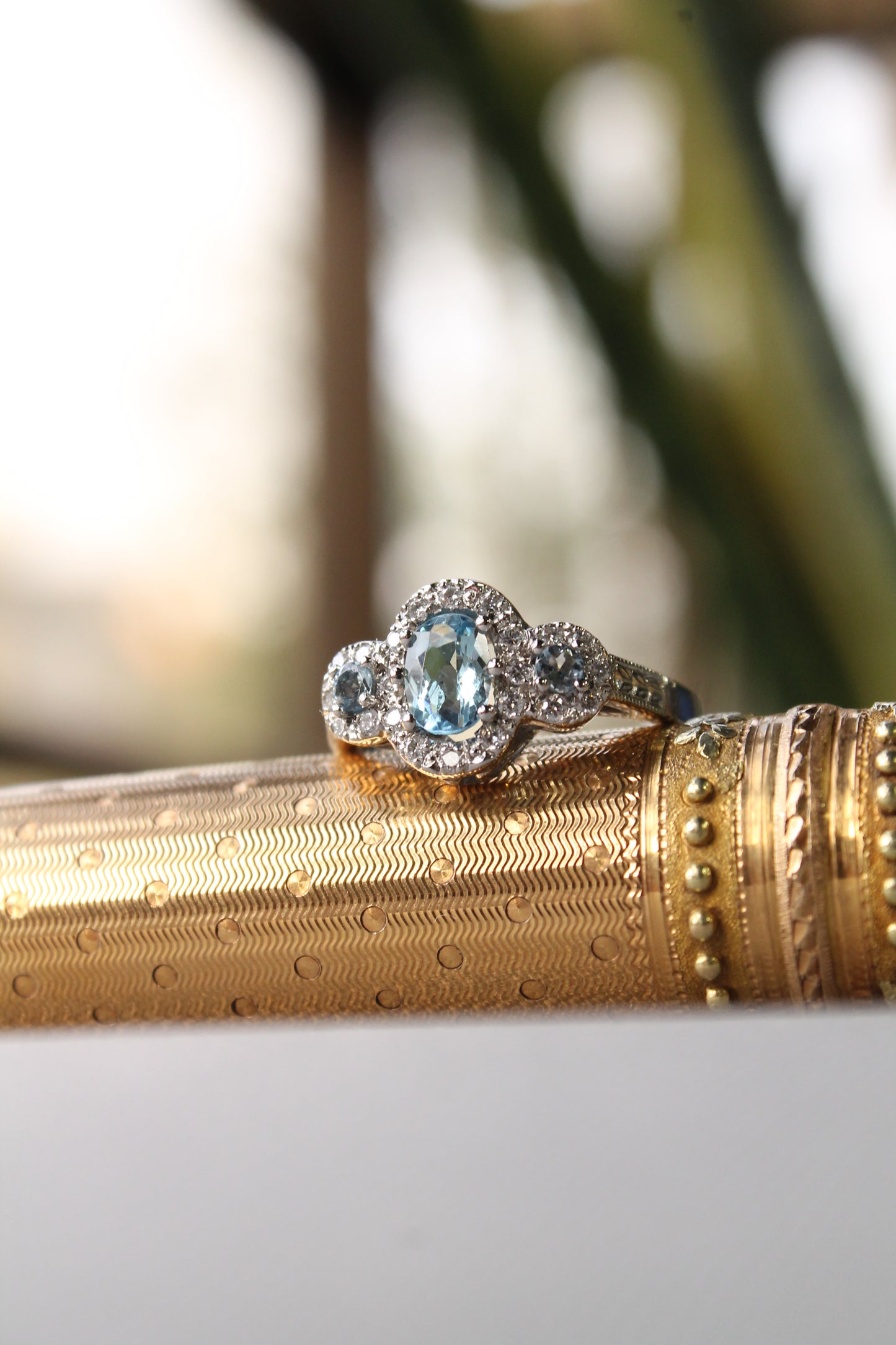 Anillo a pedido, hecho a mano, platino, aguamarina y brillantes. Su argolla lleva un grabado estilo antiguo.