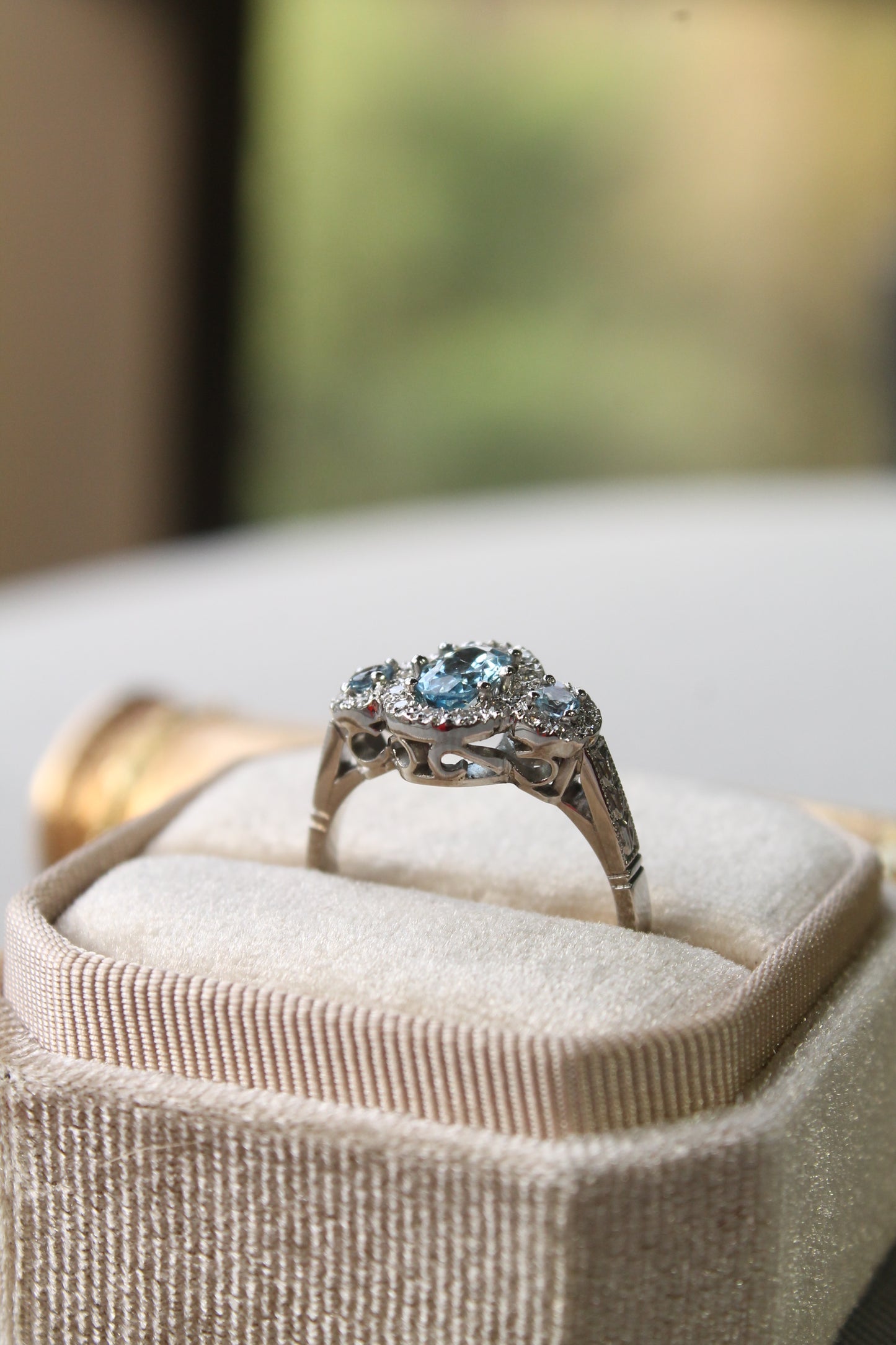 Anillo a pedido, hecho a mano, platino, aguamarina y brillantes. Su argolla lleva un grabado estilo antiguo.