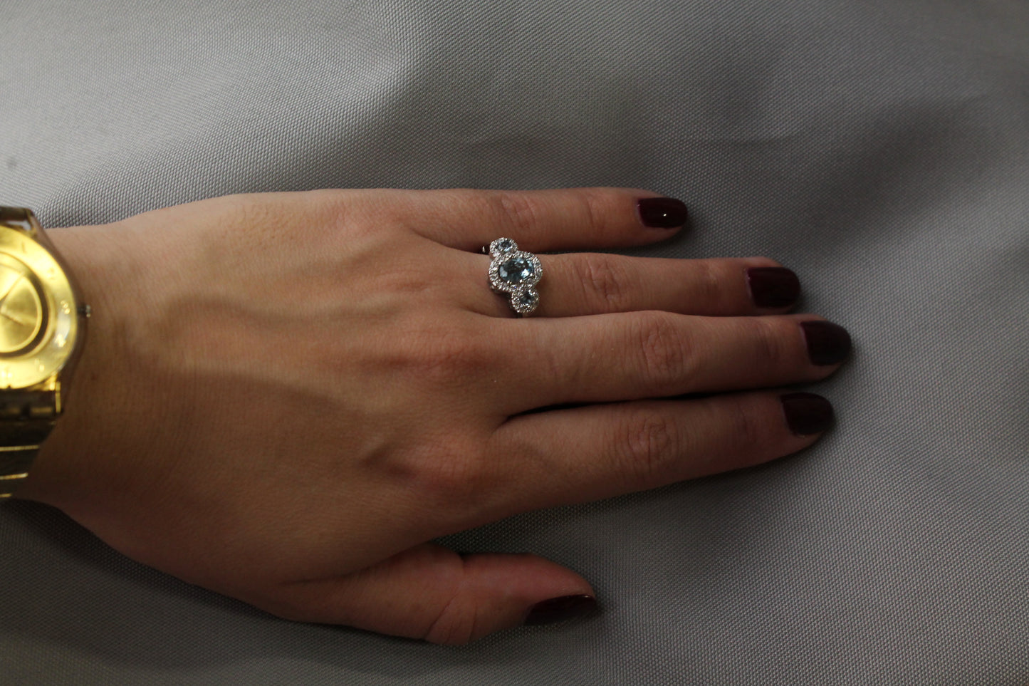 Anillo a pedido, hecho a mano, platino, aguamarina y brillantes. Su argolla lleva un grabado estilo antiguo.