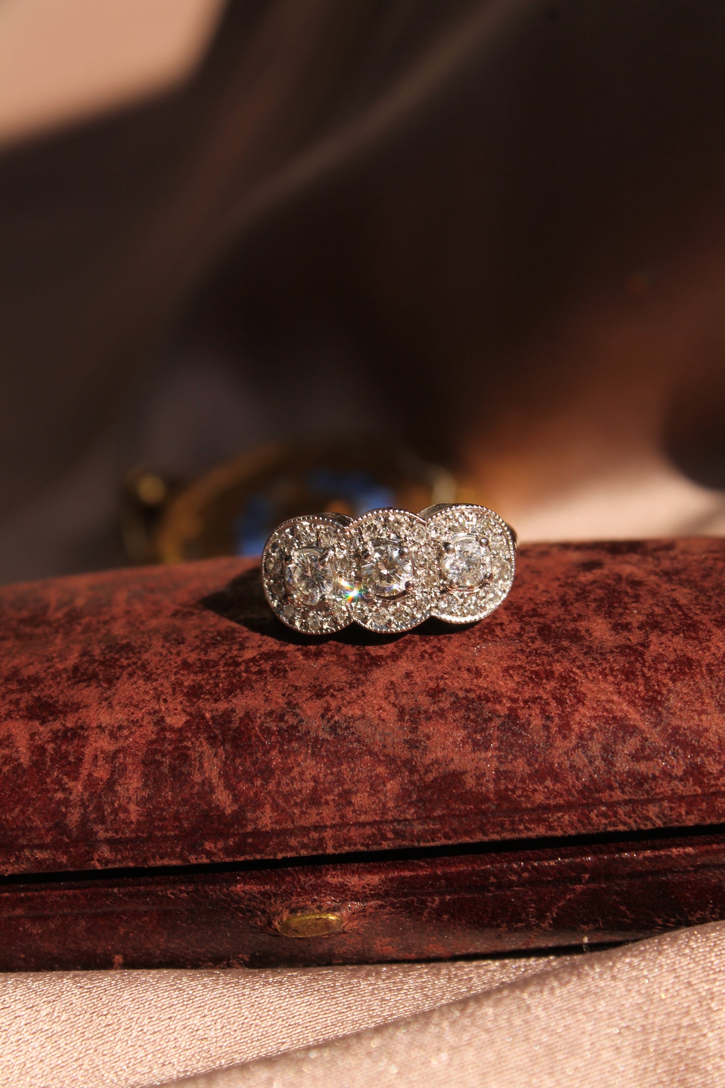 Anillo a pedido, modelo triple halo, hecho a mano de platino y brillantes