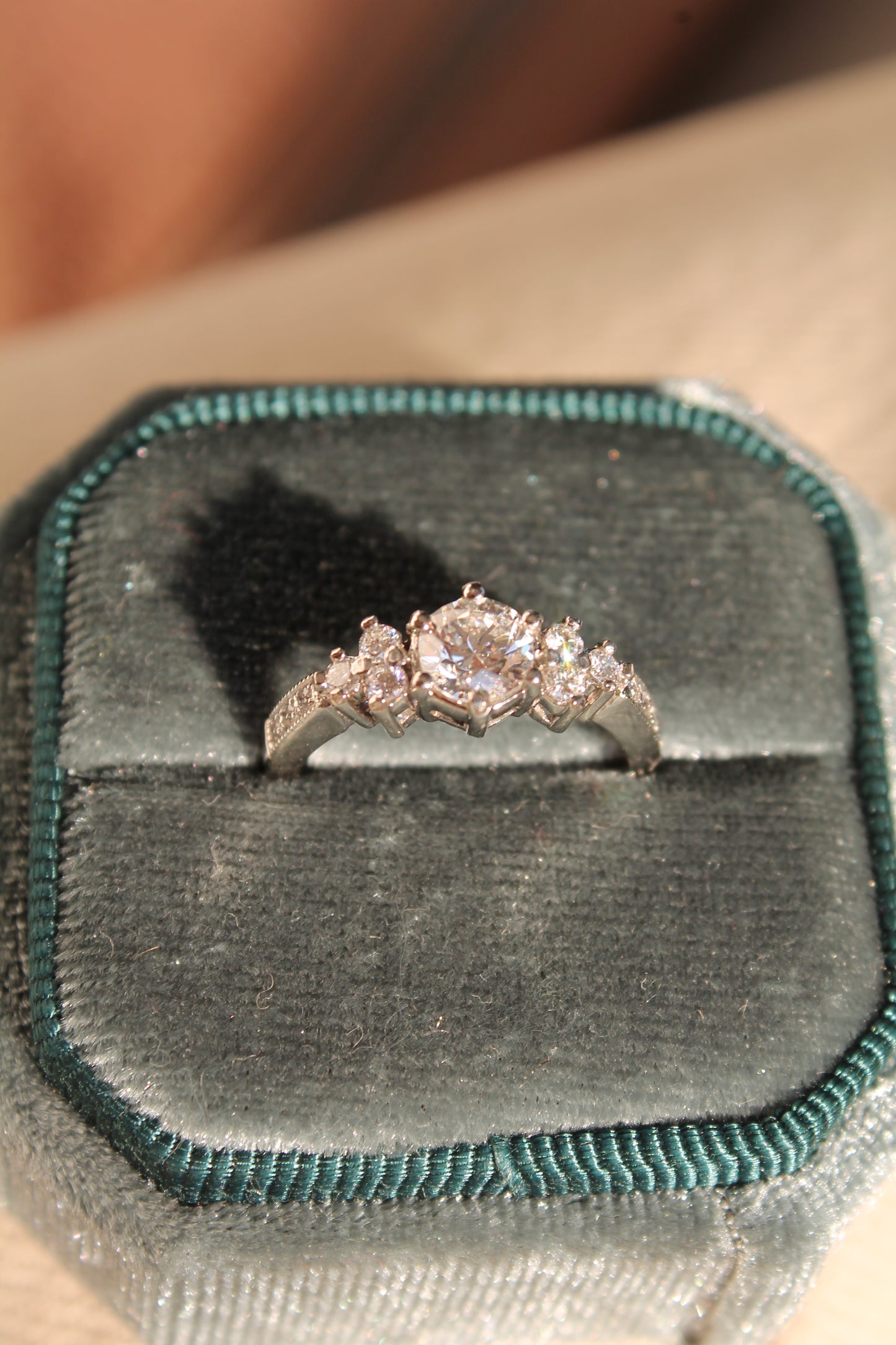 Anillo hecho a mano, metal platino y brillantes.