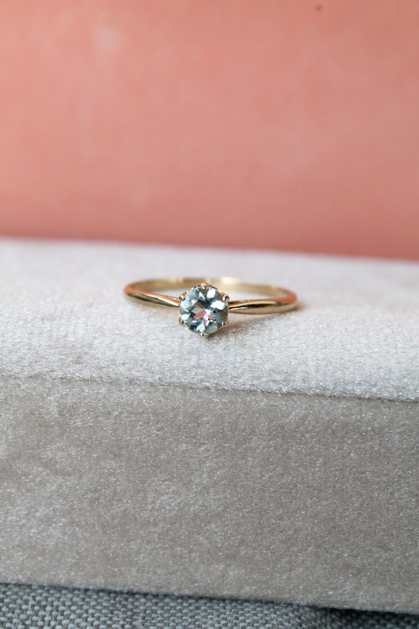 Anillo a pedido, hecho a mano, oro amarillo y aguamarina.