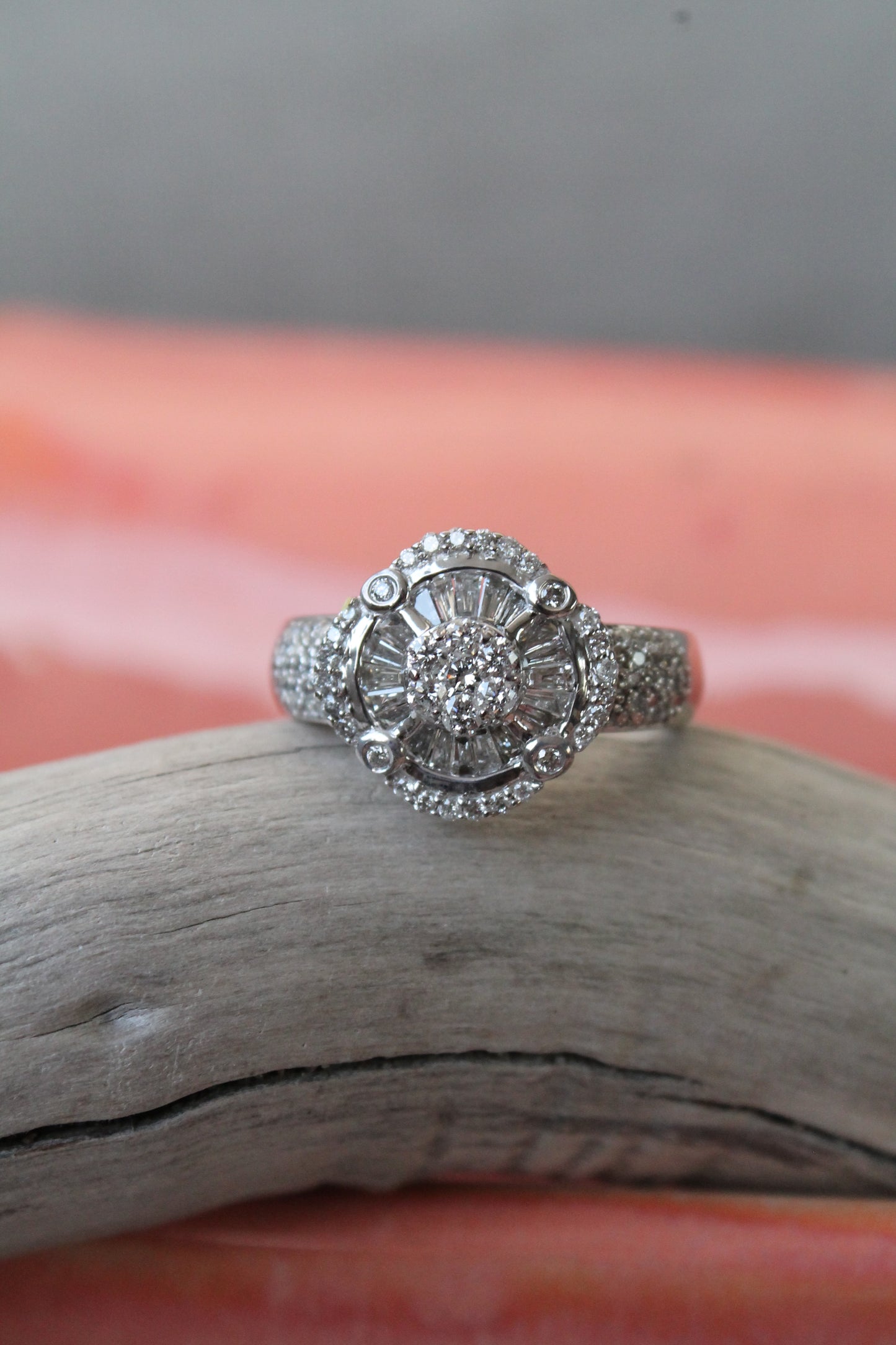 Anillo de oro blanco italiano con brillantes.