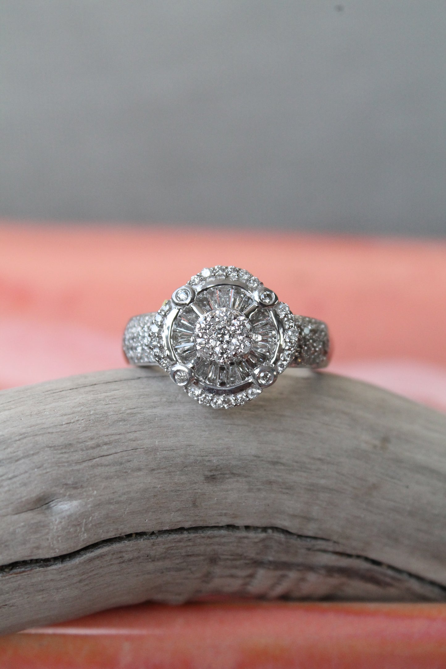 Anillo de oro blanco italiano con brillantes.