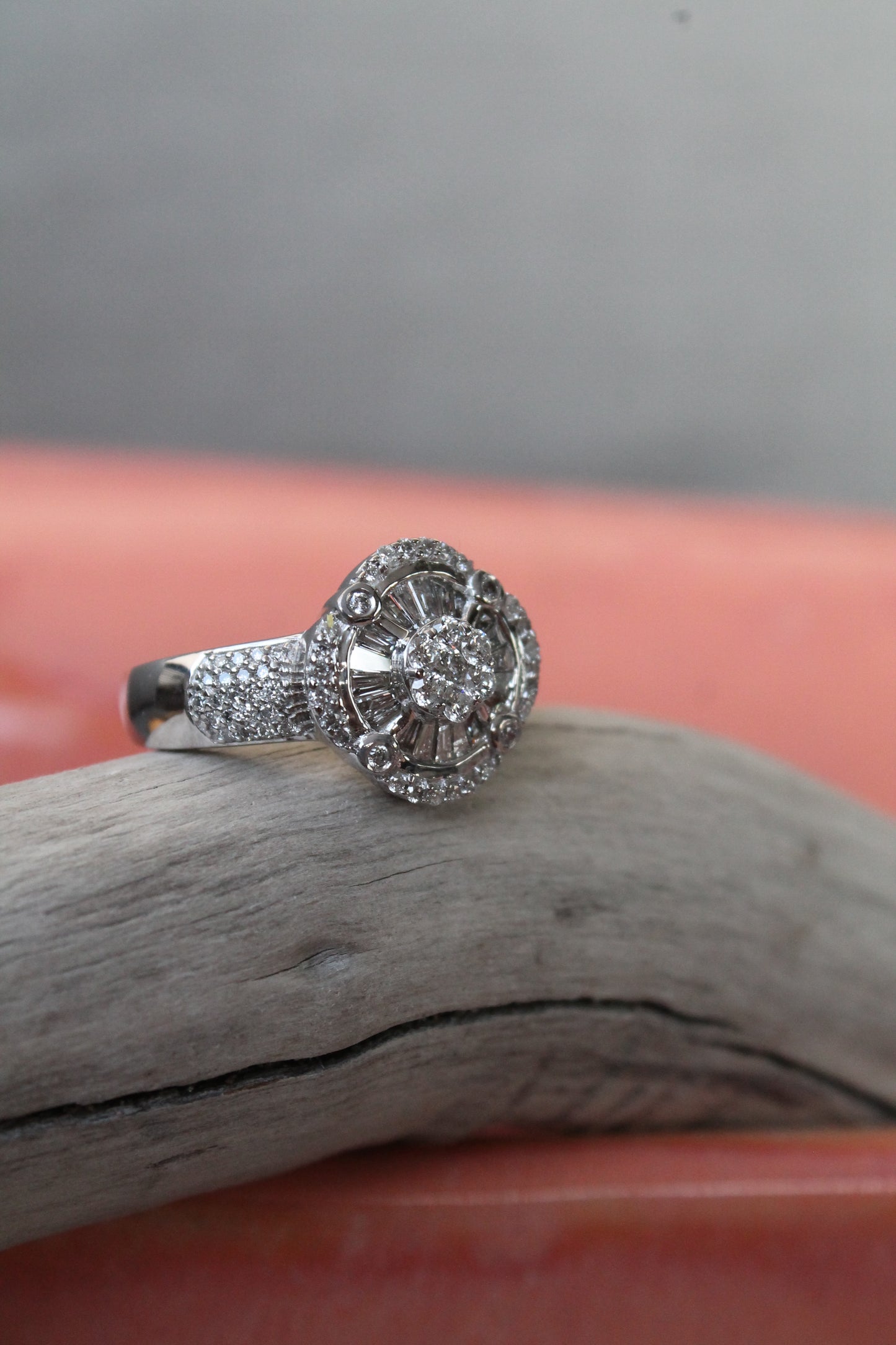 Anillo de oro blanco italiano con brillantes.