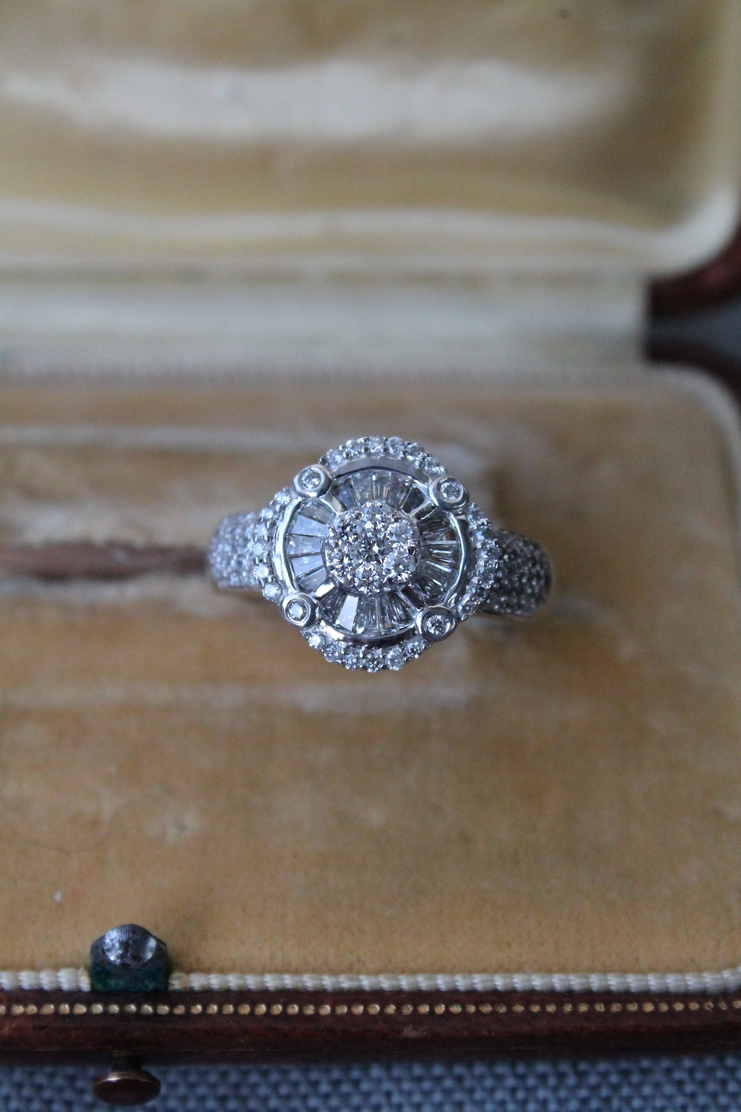 Anillo de oro blanco italiano con brillantes.