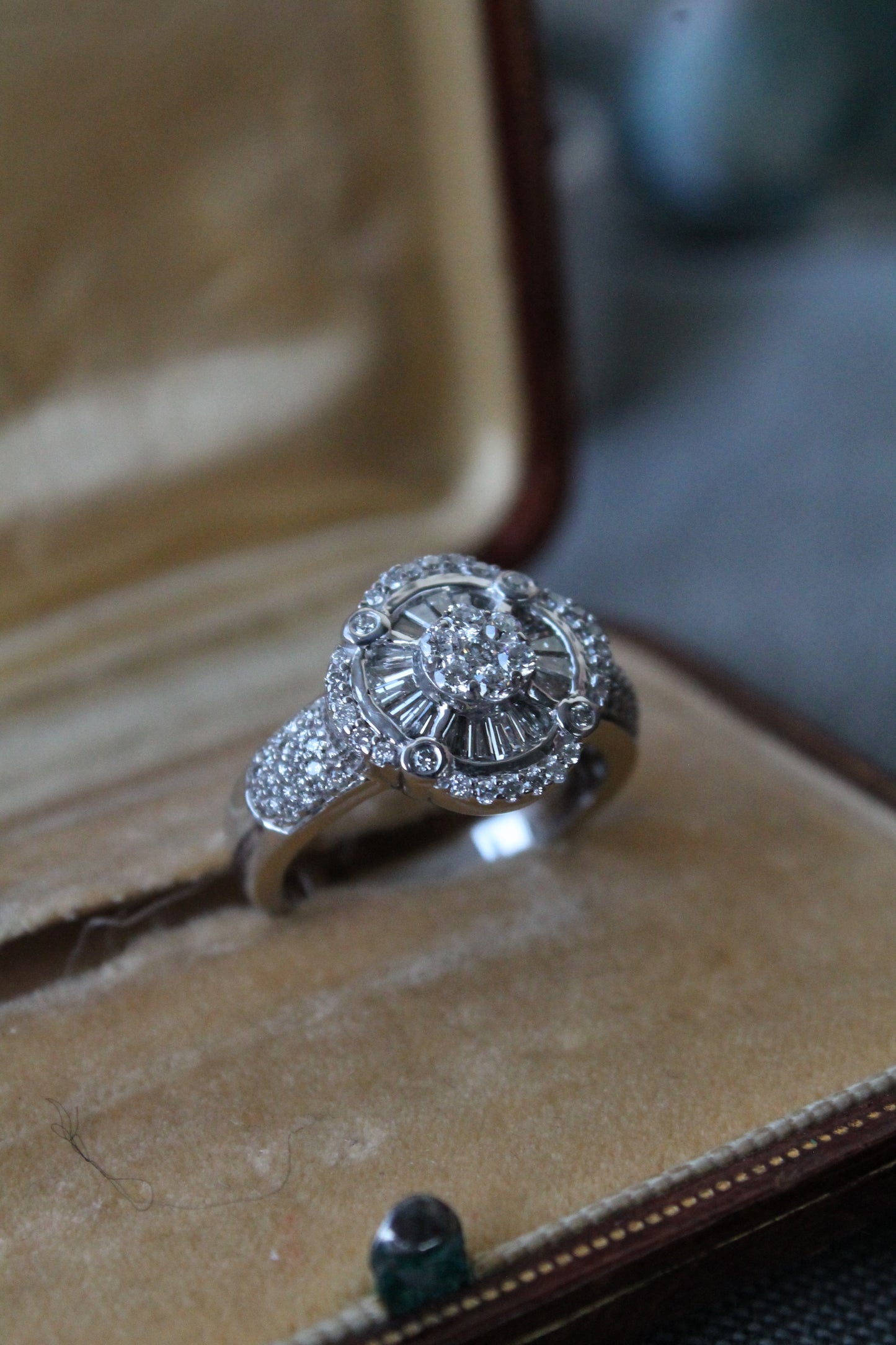 Anillo de oro blanco italiano con brillantes.
