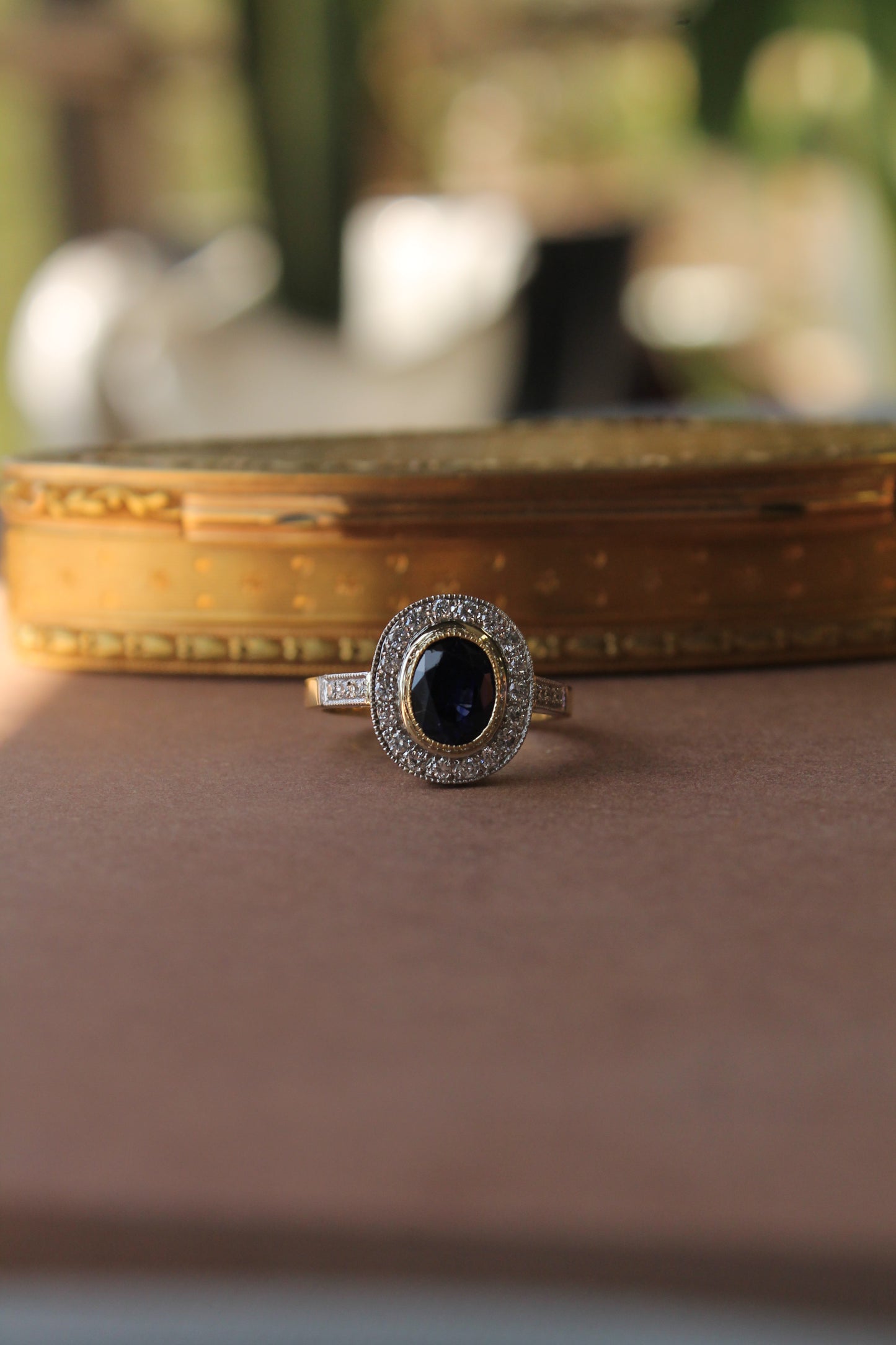 Anillo halo oval a pedido, platino, oro amarillo, zafiro y brillantes.