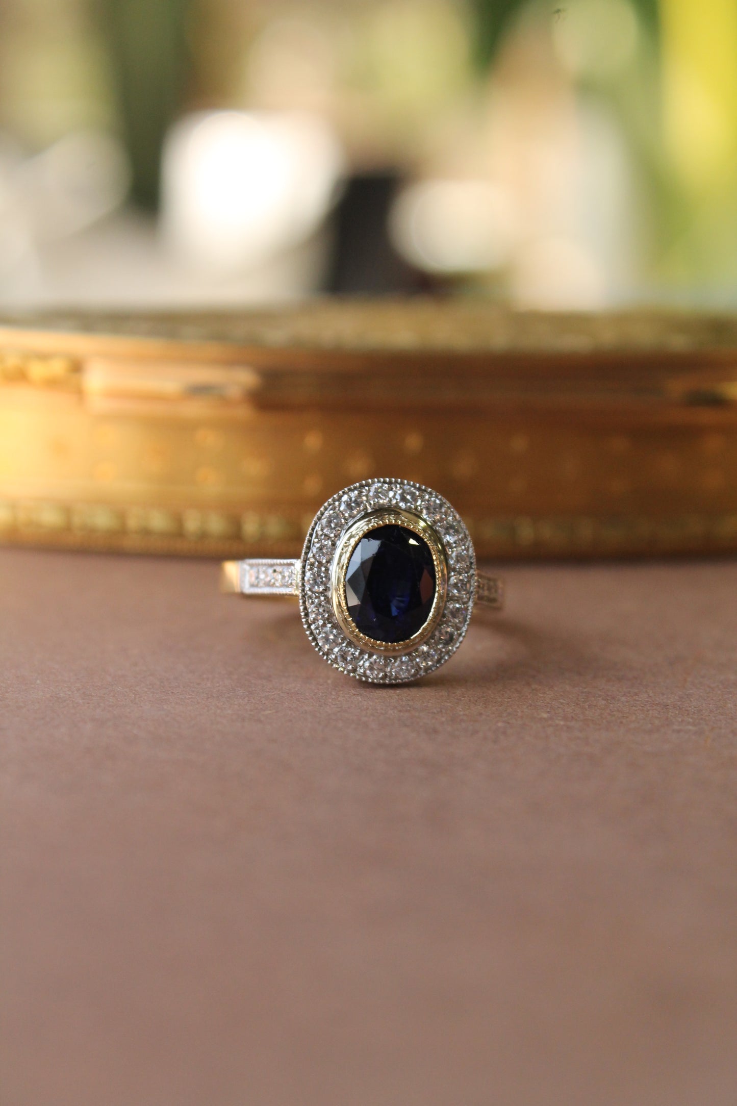 Anillo halo oval a pedido, platino, oro amarillo, zafiro y brillantes.