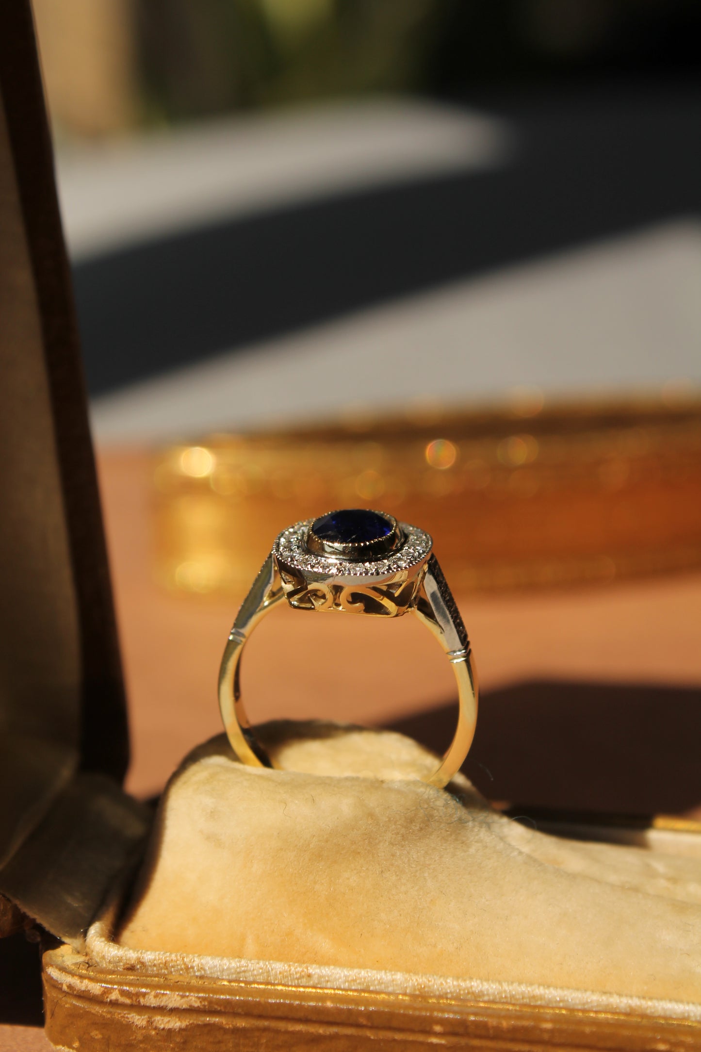 Anillo halo oval a pedido, platino, oro amarillo, zafiro y brillantes.