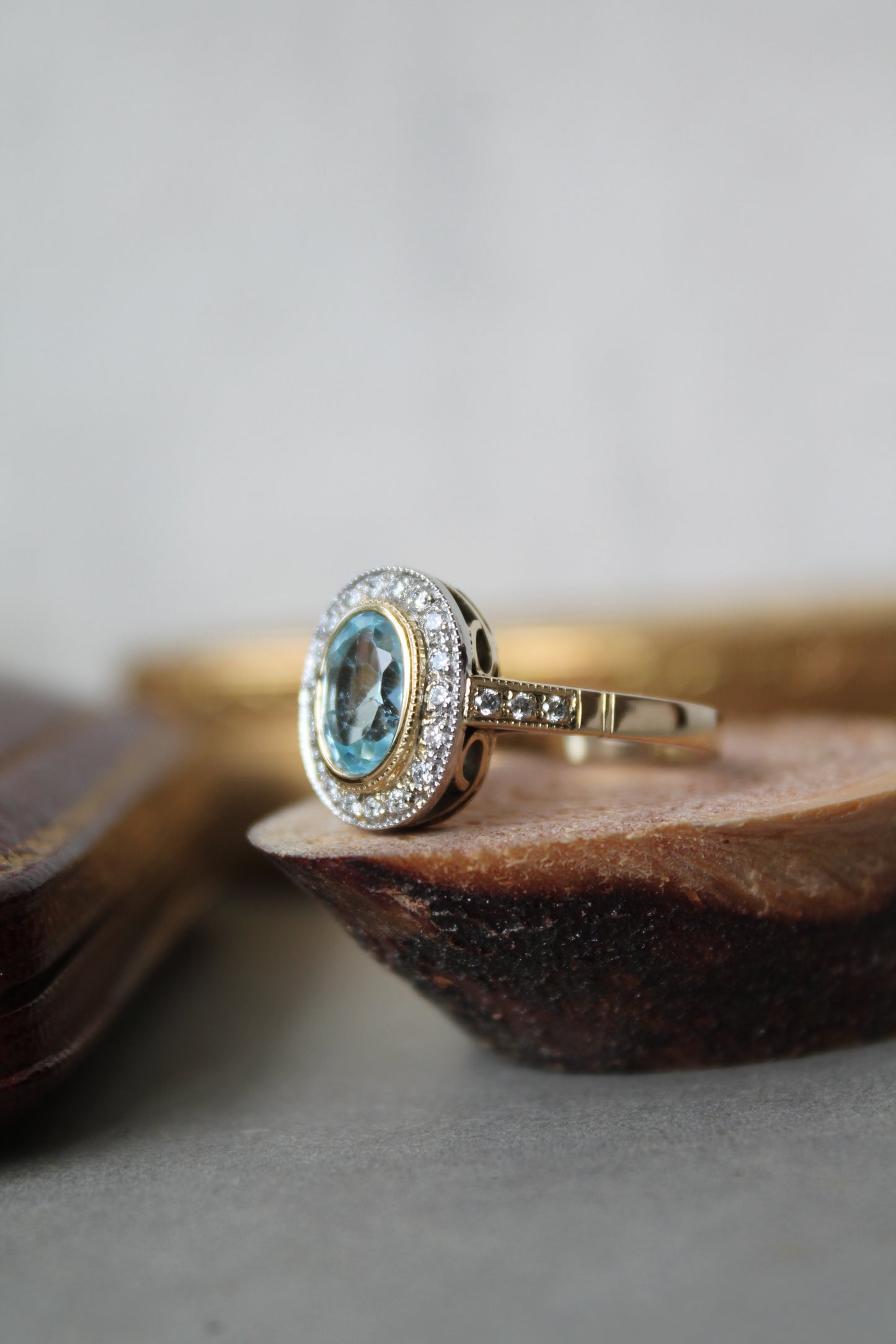 Anillo hecho a mano y a pedido, de oro amarillo, platino, brillantes y Aguamarina