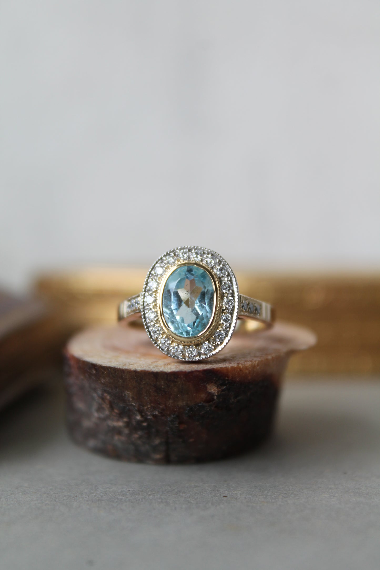 Anillo hecho a mano y a pedido, de oro amarillo, platino, brillantes y Aguamarina