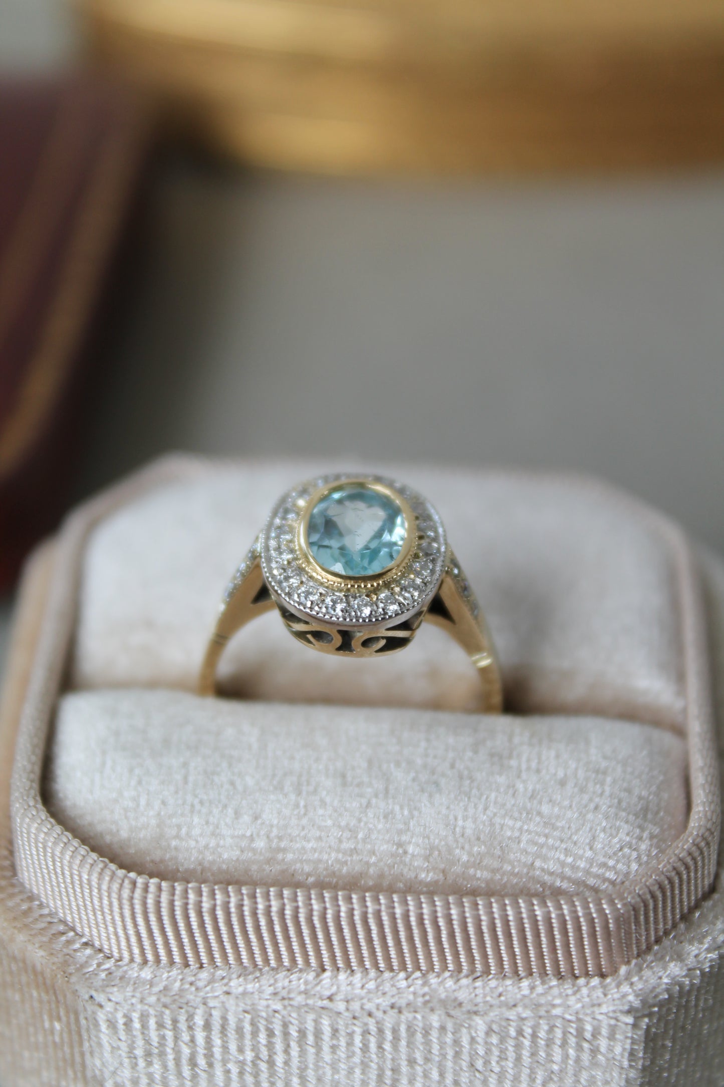 Anillo hecho a mano y a pedido, de oro amarillo, platino, brillantes y Aguamarina