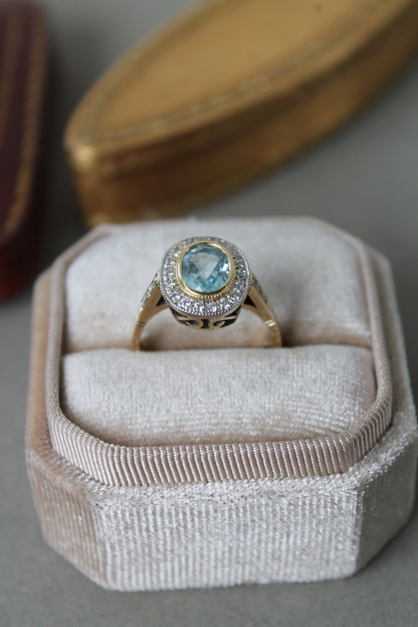 Anillo hecho a mano y a pedido, de oro amarillo, platino, brillantes y Aguamarina