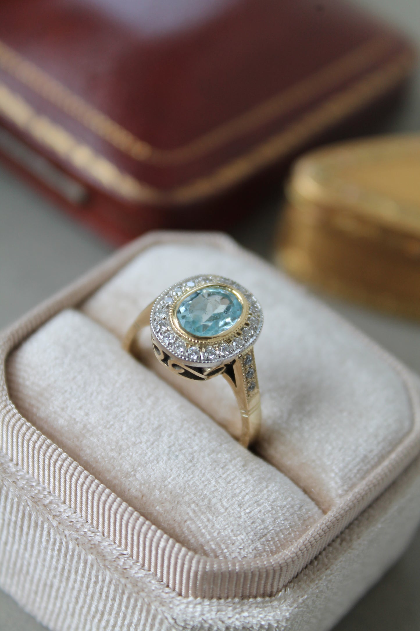 Anillo hecho a mano y a pedido, de oro amarillo, platino, brillantes y Aguamarina