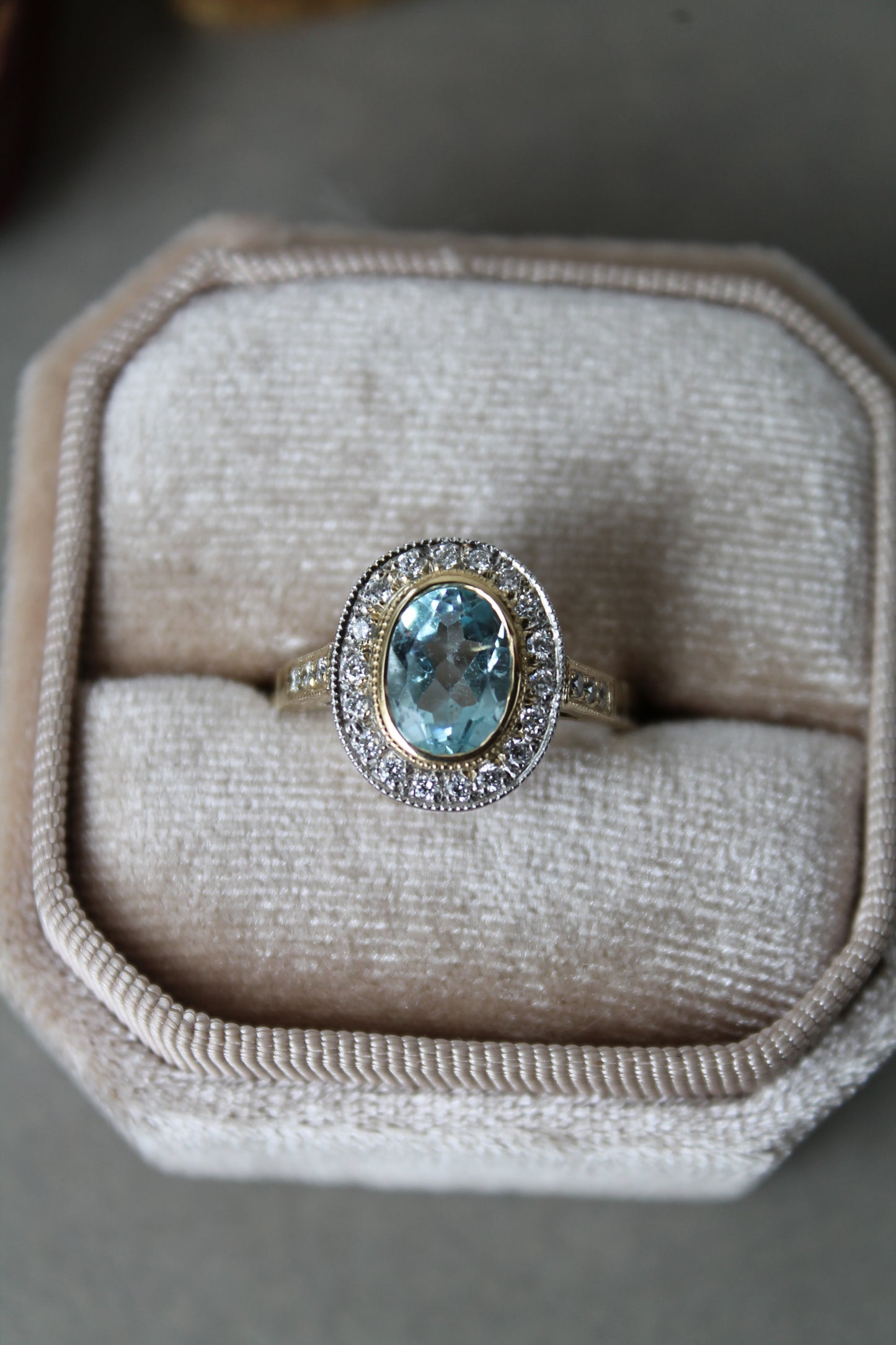 Anillo hecho a mano y a pedido, de oro amarillo, platino, brillantes y Aguamarina