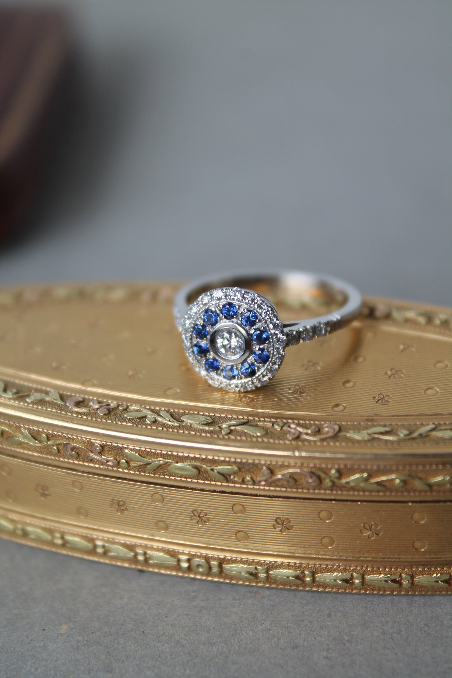 Anillo hecho a mano modelo "ojo de perdiz", platino, zafiro y brillantes.