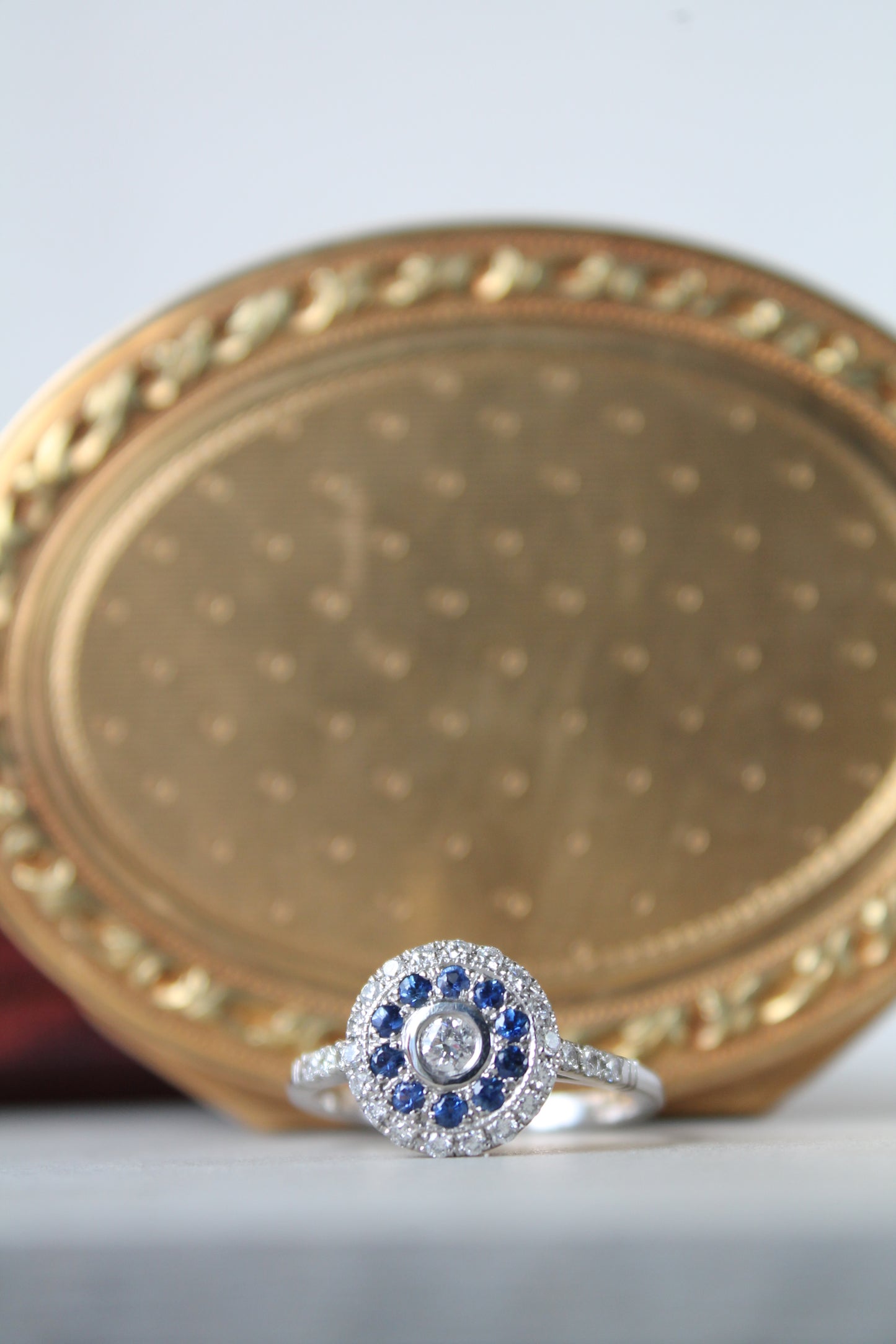 Anillo hecho a mano modelo "ojo de perdiz", platino, zafiro y brillantes.
