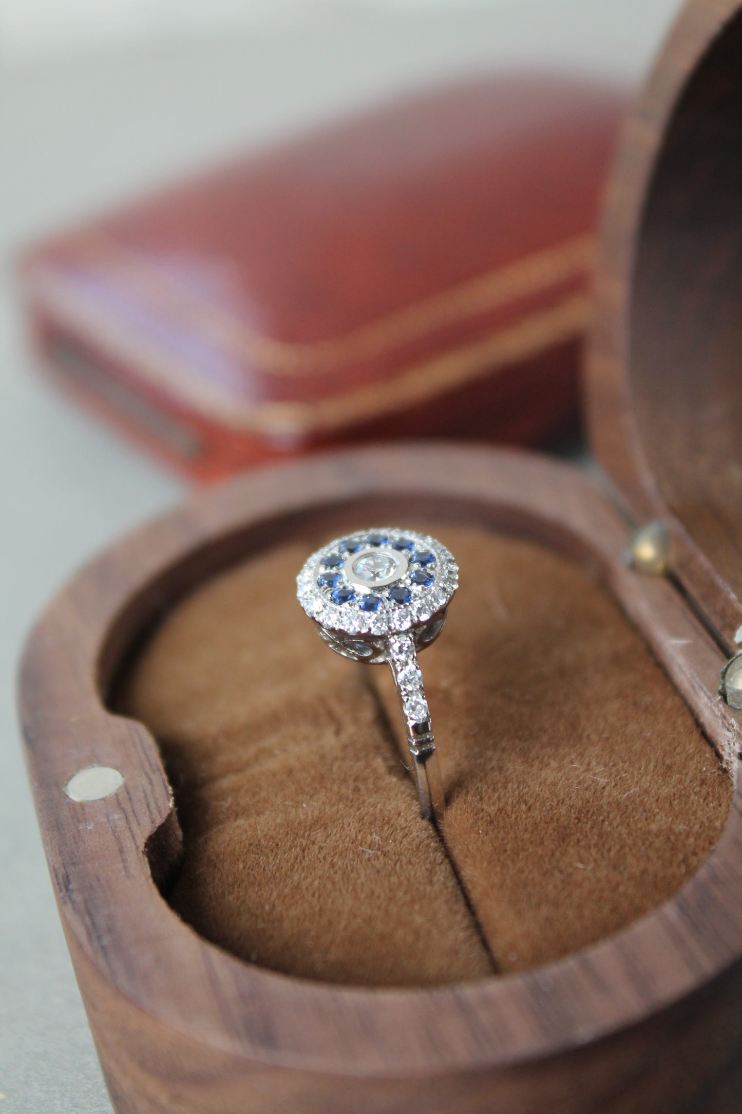 Anillo hecho a mano modelo "ojo de perdiz", platino, zafiro y brillantes.