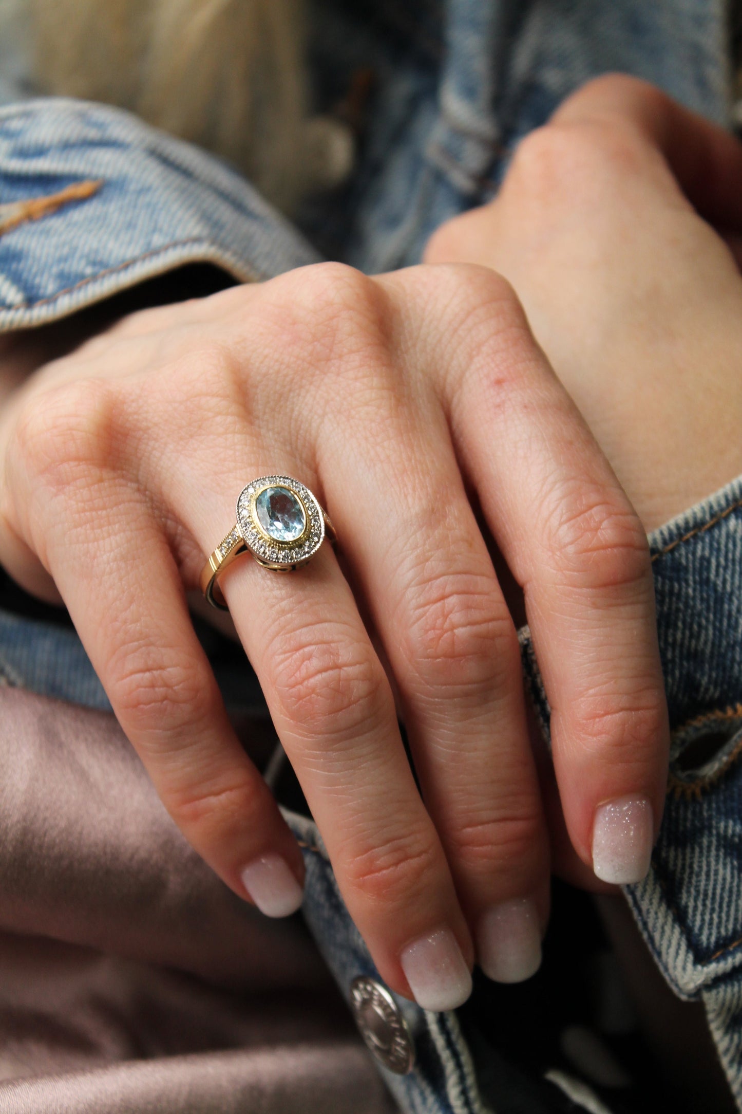 Anillo hecho a mano y a pedido, de oro amarillo, platino, brillantes y Aguamarina