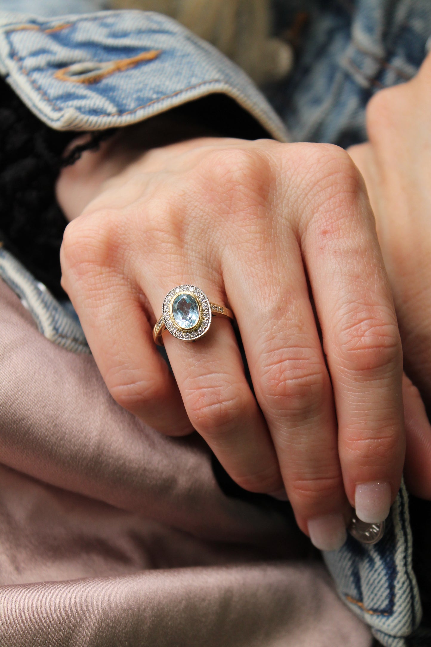 Anillo hecho a mano y a pedido, de oro amarillo, platino, brillantes y Aguamarina