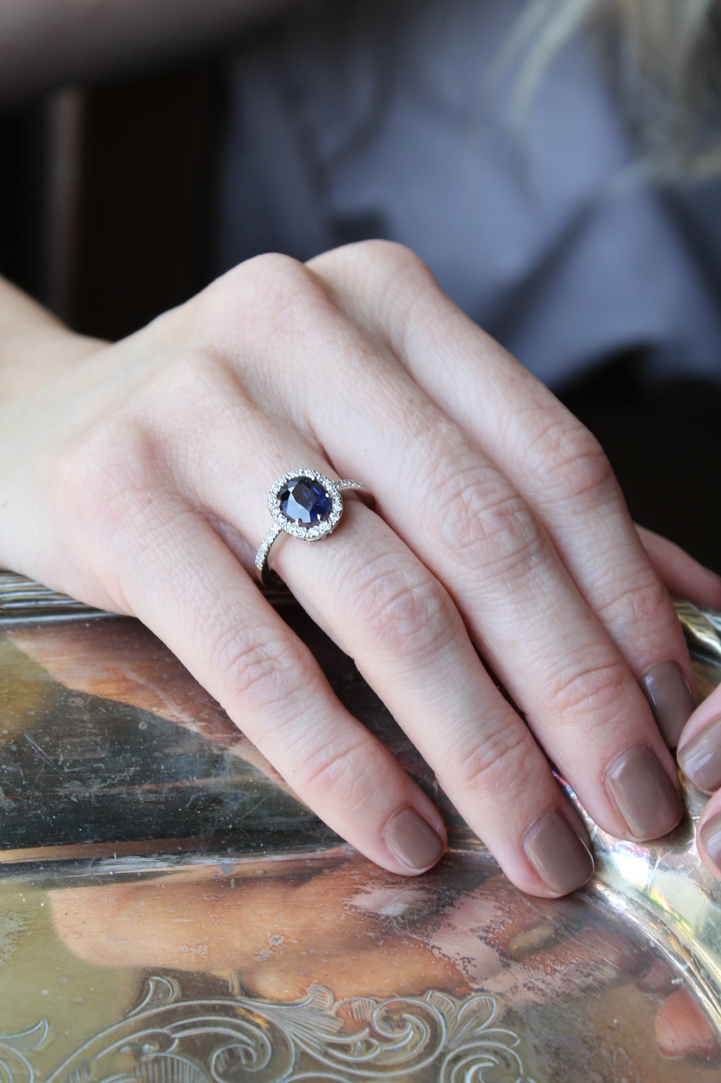 Anillo a pedido, hecho a mano, platino, zafiro y brillantes.