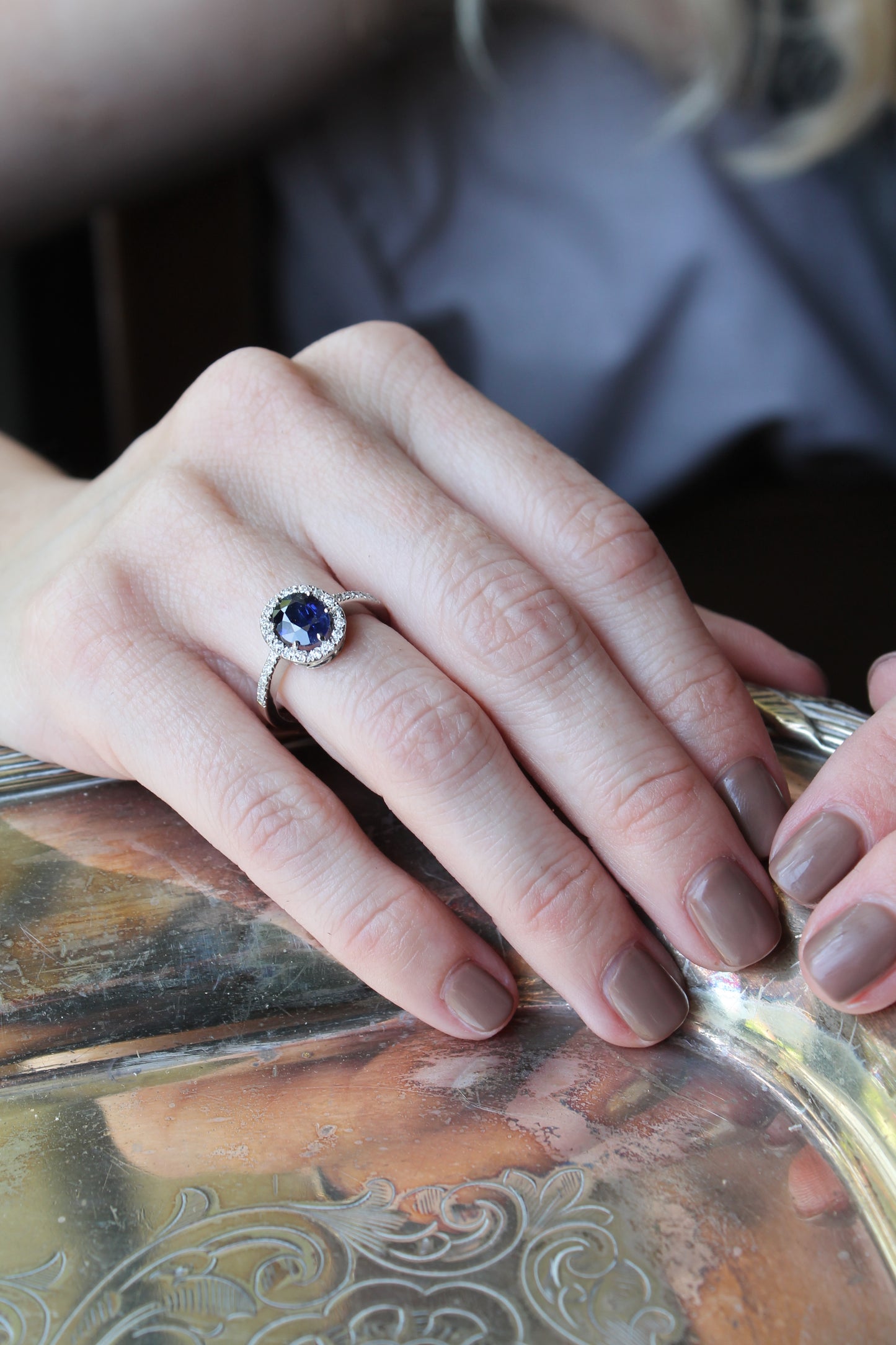 Anillo a pedido, hecho a mano, platino, zafiro y brillantes