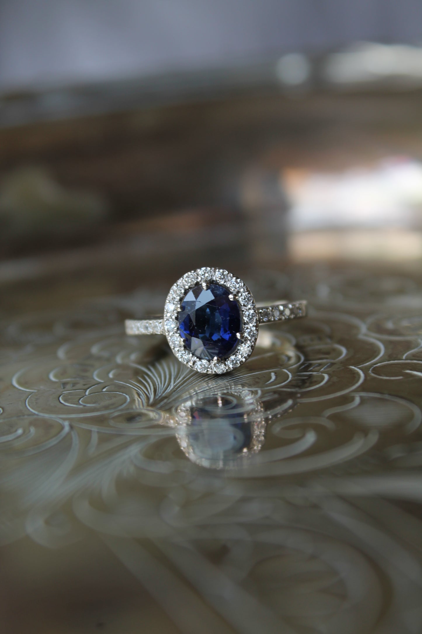 Anillo a pedido, hecho a mano, platino, zafiro y brillantes.