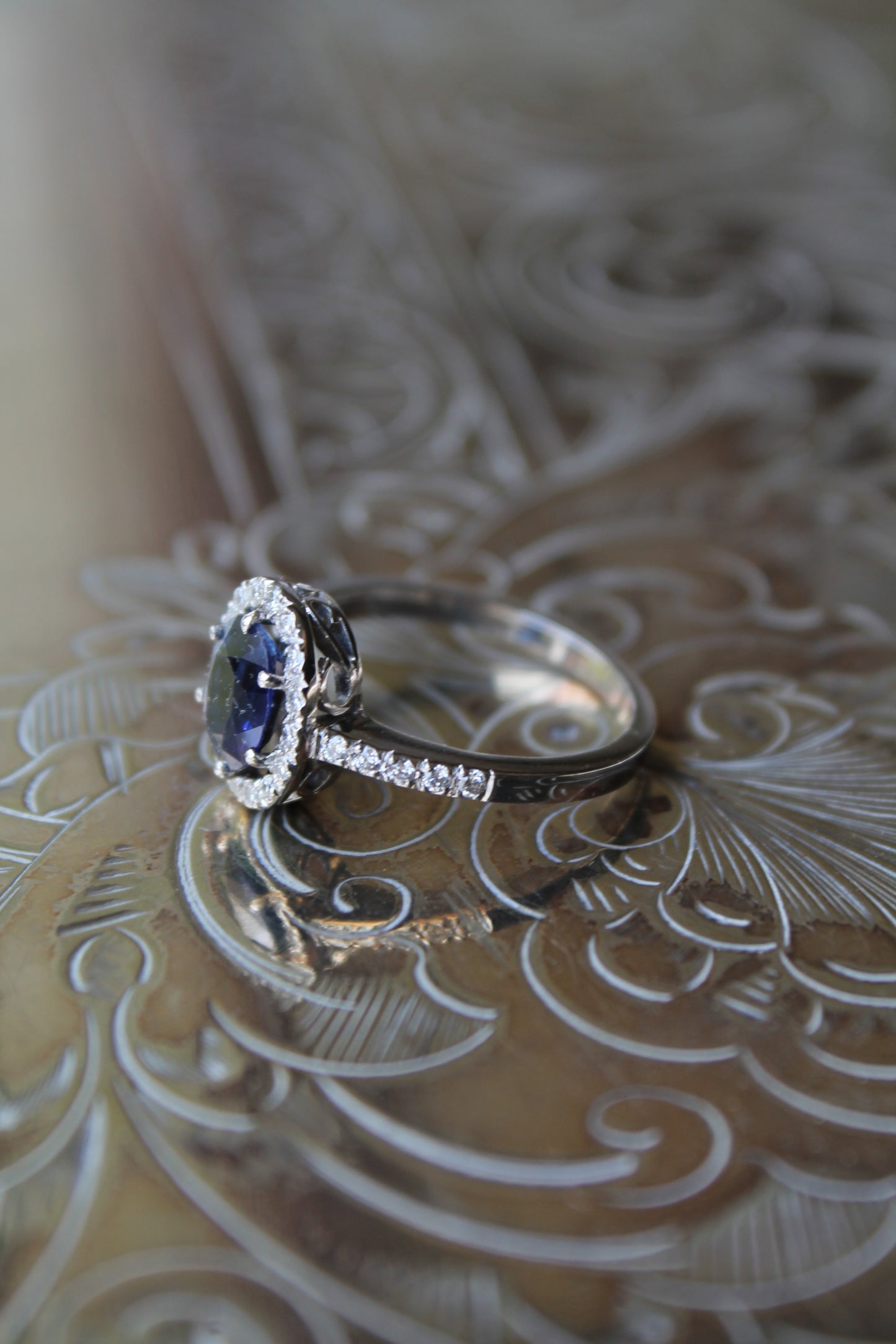 Anillo a pedido, hecho a mano, platino, zafiro y brillantes.
