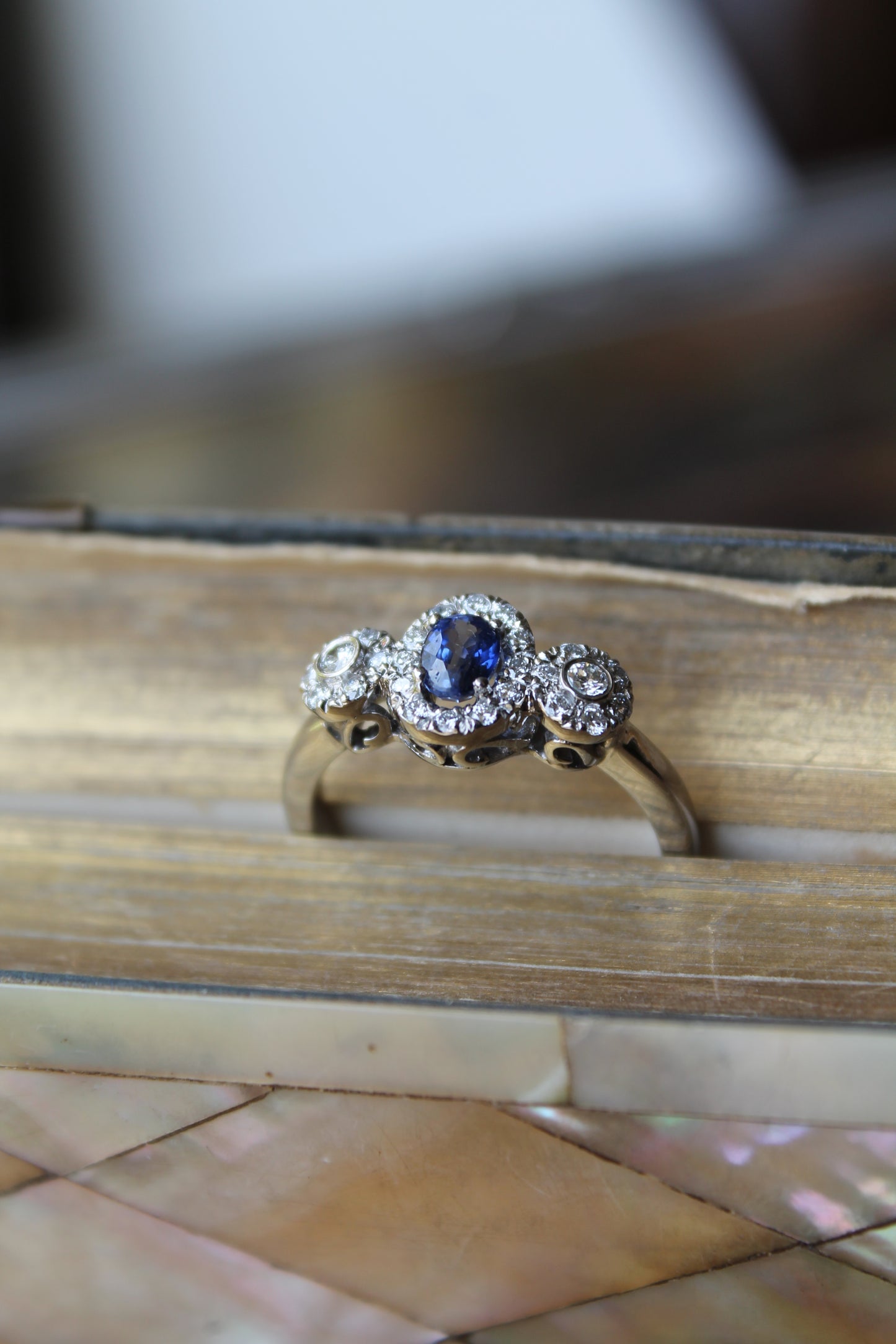 Anillo a pedido, hecho a mano, platino, zafiro y brillantes