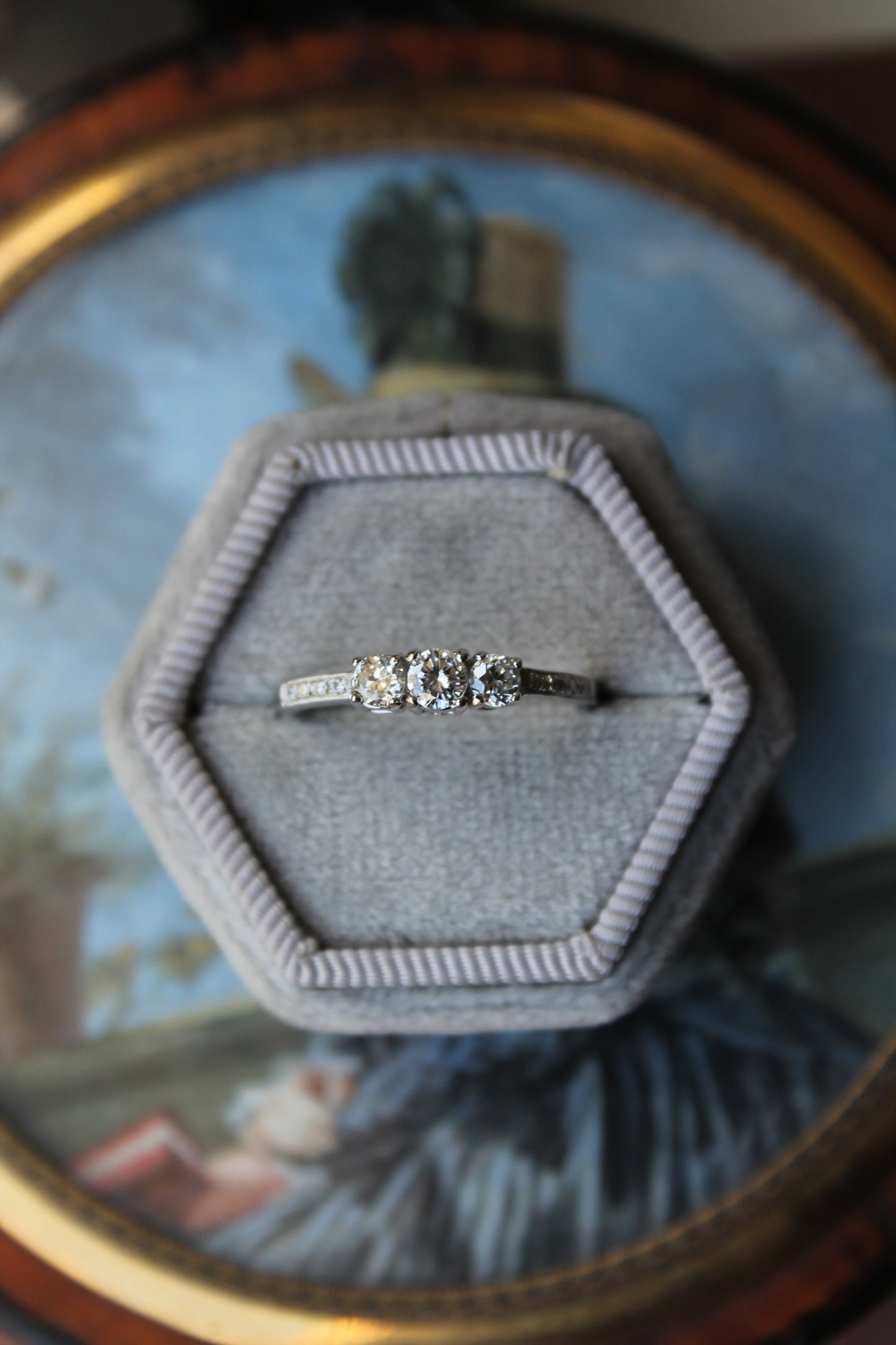 Anillo hecho a mano, modelo tricillo de platino y brillantes.