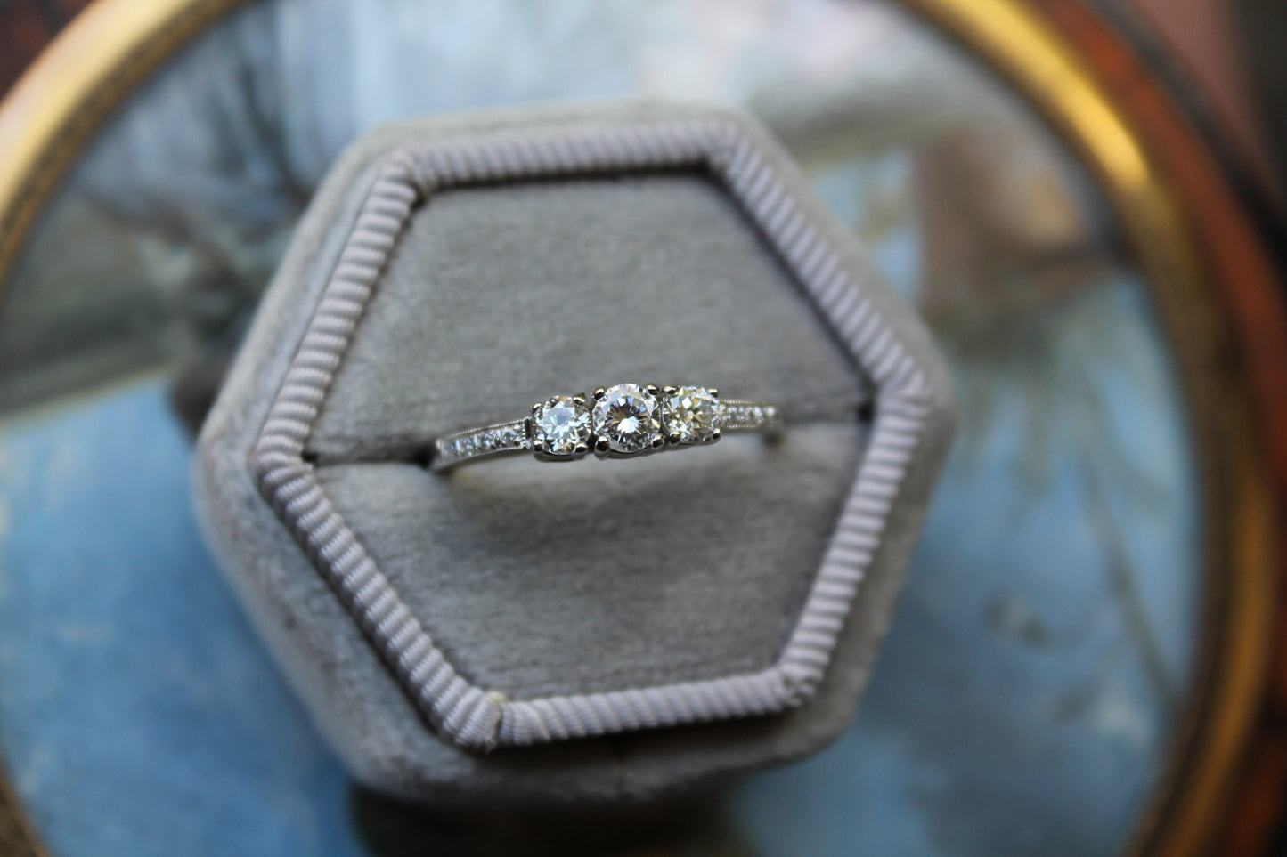 Anillo hecho a mano, modelo tricillo de platino y brillantes.