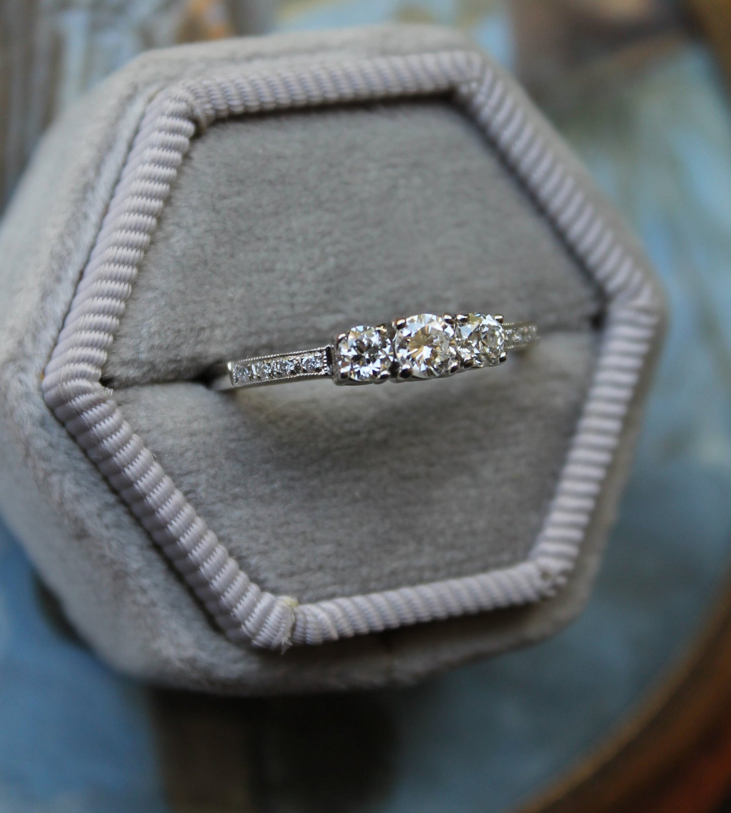 Anillo hecho a mano, modelo tricillo de platino y brillantes.