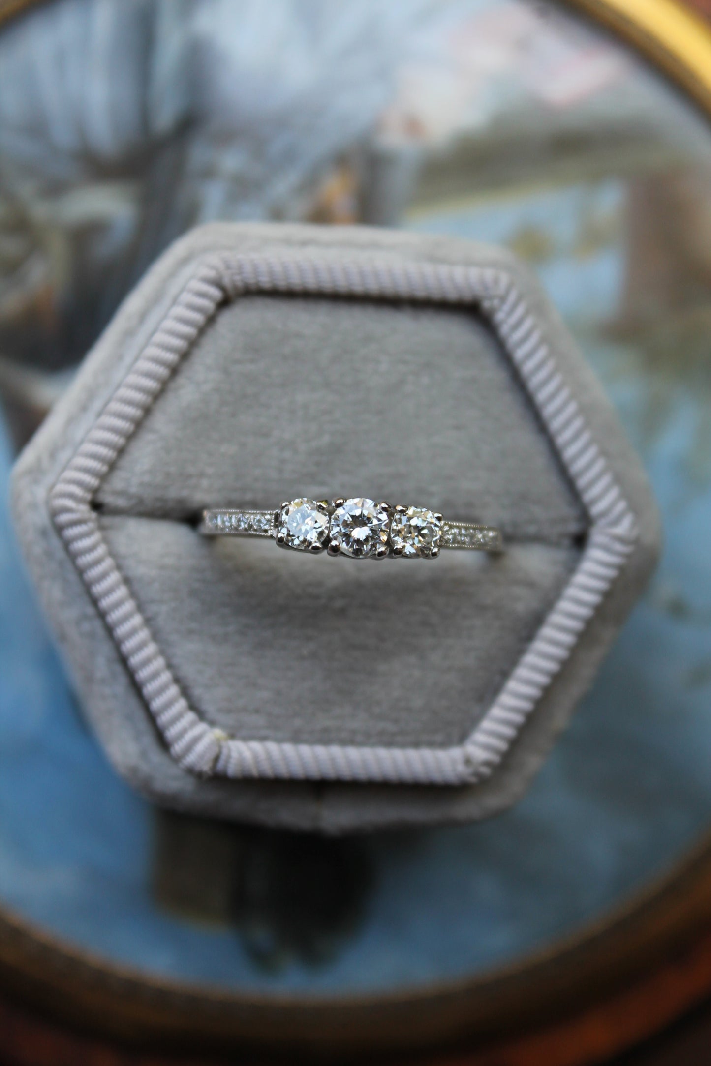 Anillo hecho a mano, modelo tricillo de platino y brillantes.