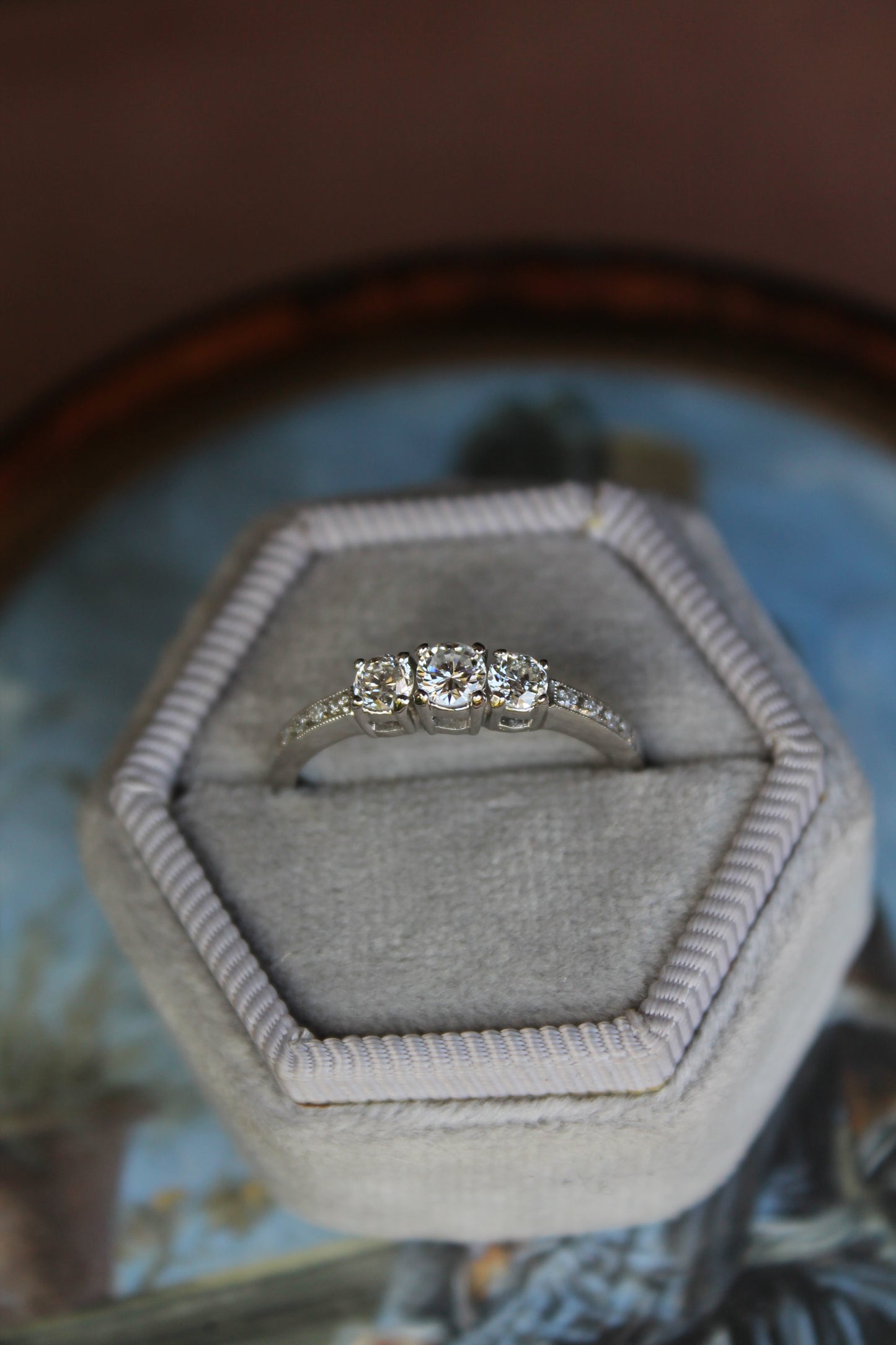 Anillo hecho a mano, modelo tricillo de platino y brillantes.