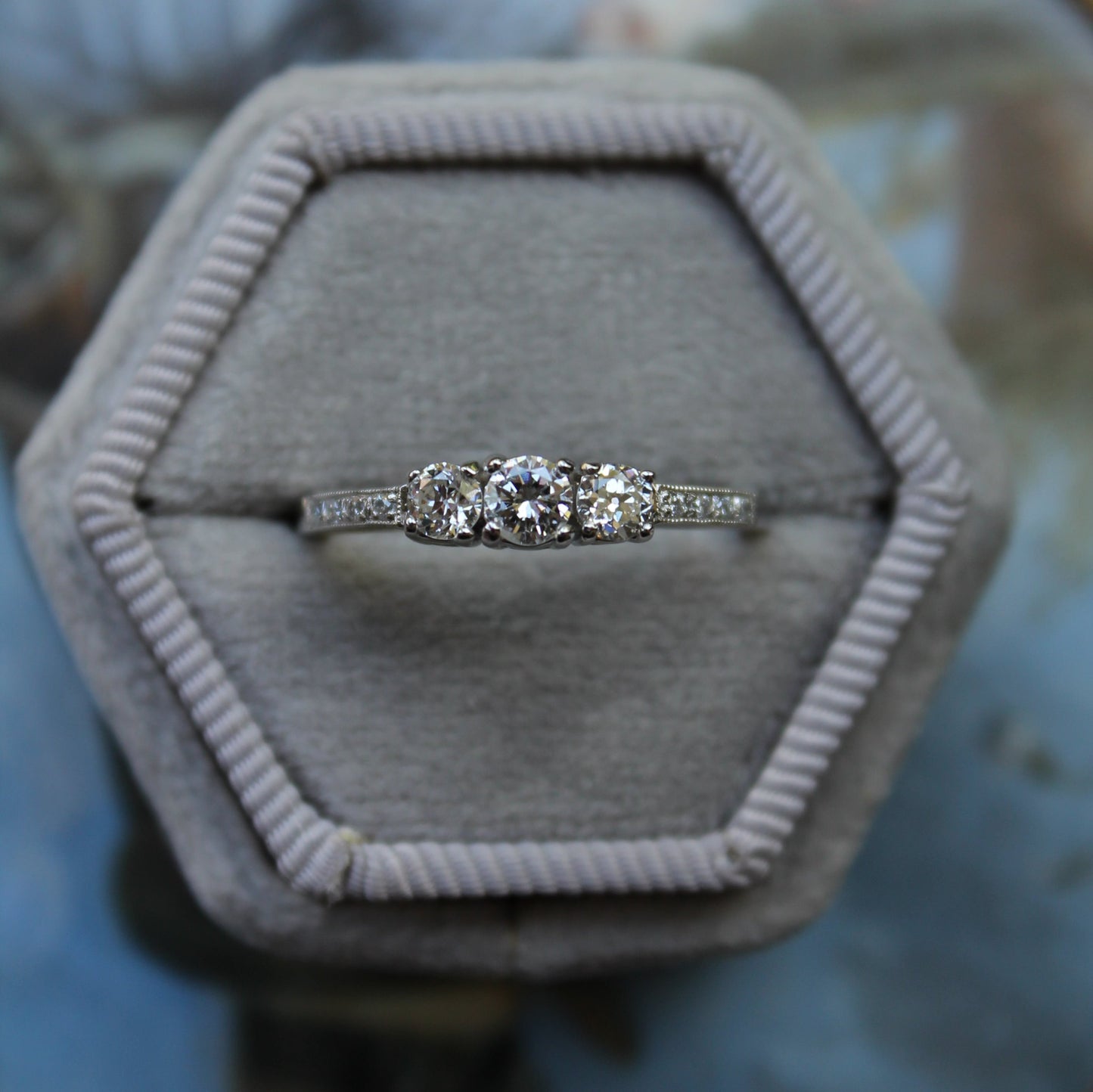Anillo hecho a mano, modelo tricillo de platino y brillantes.
