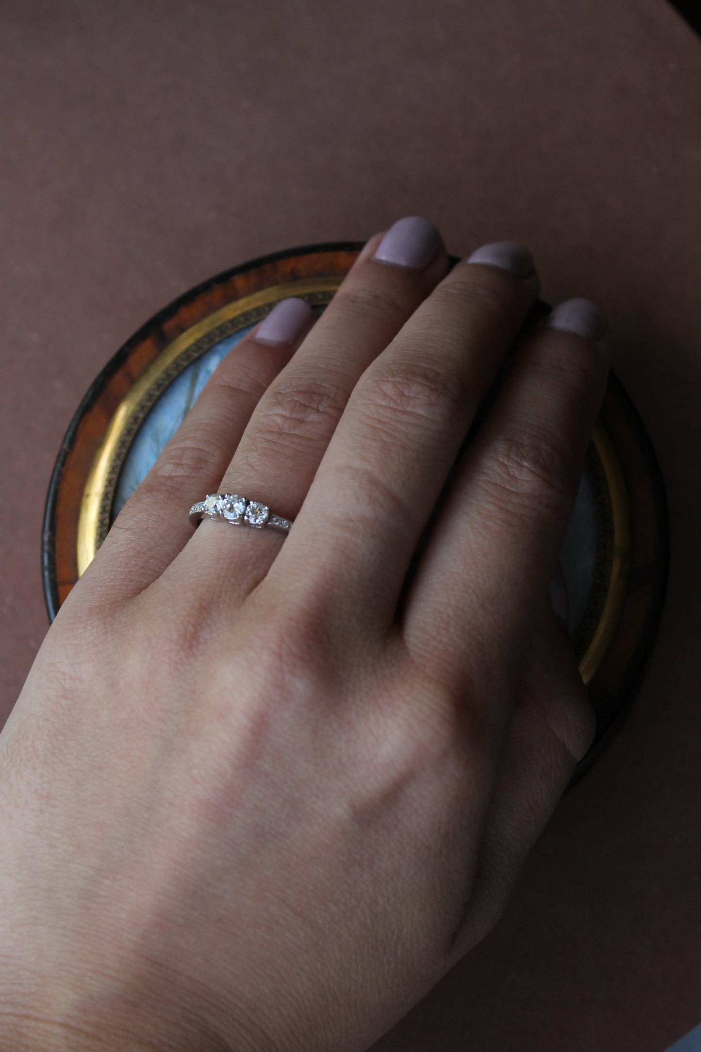 Anillo hecho a mano, modelo tricillo de platino y brillantes.