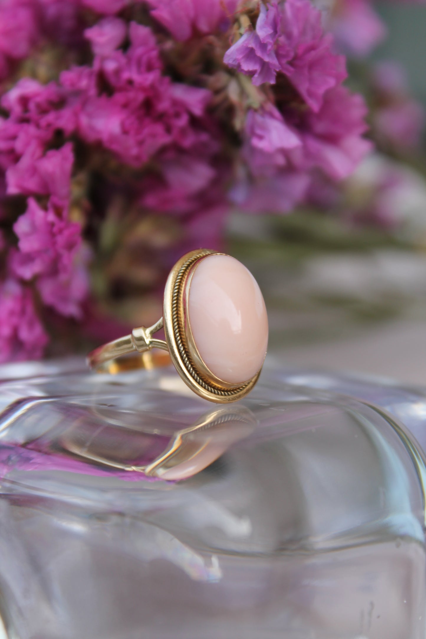 Anillo Inglés antique, hecho a mano, oro amarillo y coral