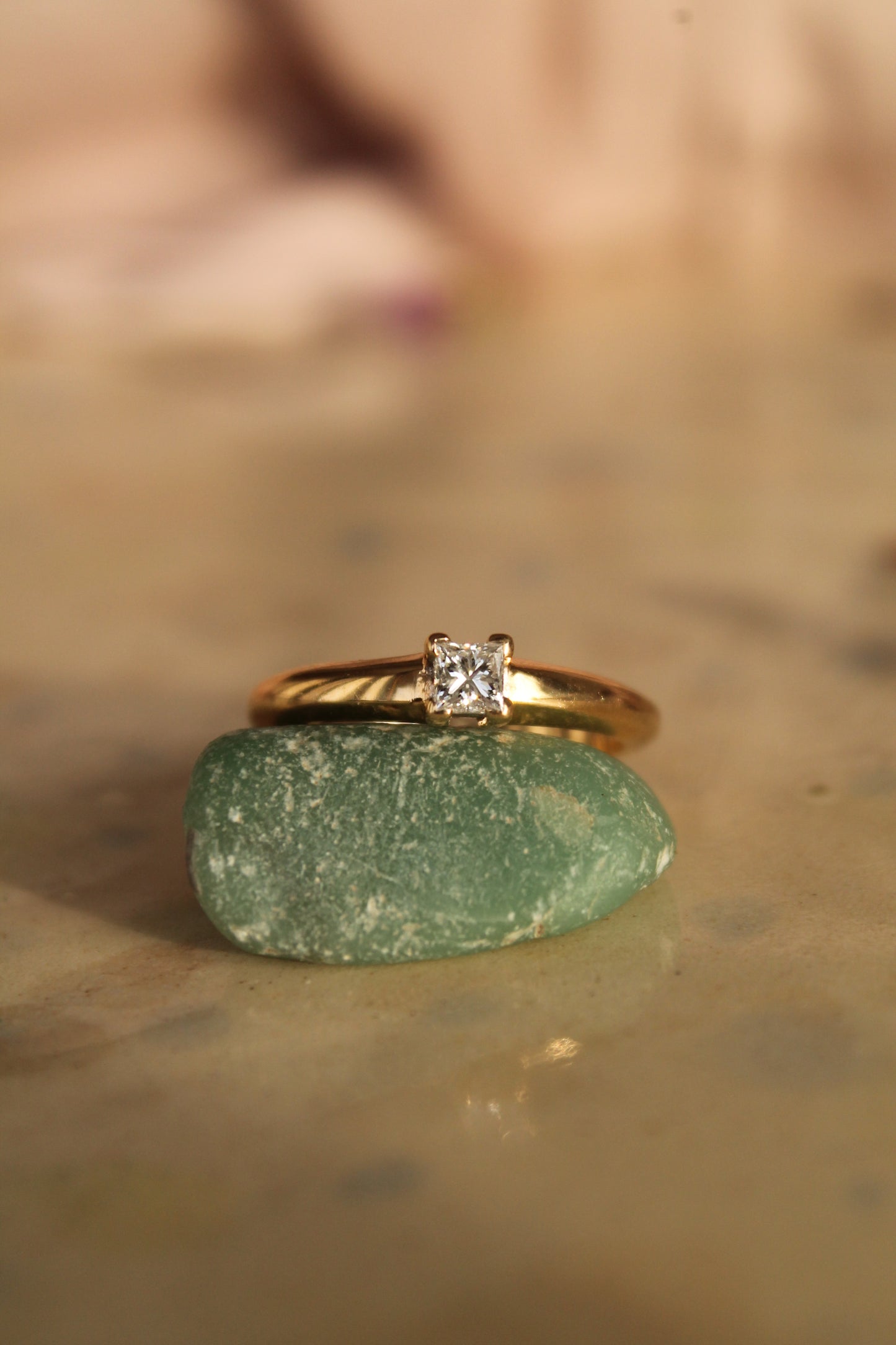 Anillo solitario europeo, oro amarillo, rubíes y diamante princesa.