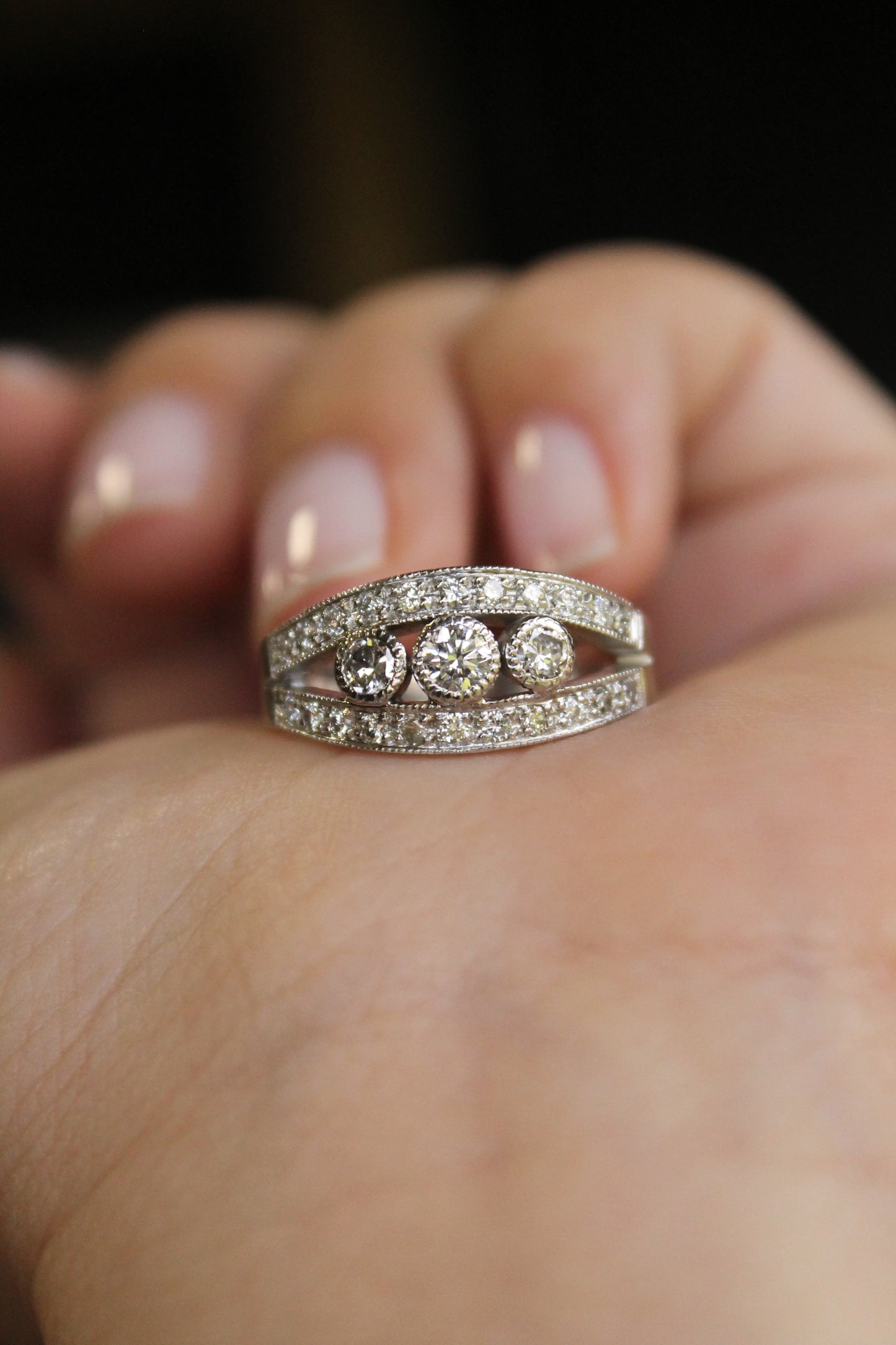 Anillo modelo placa, hecho a mano de oro blanco y brillantes.
